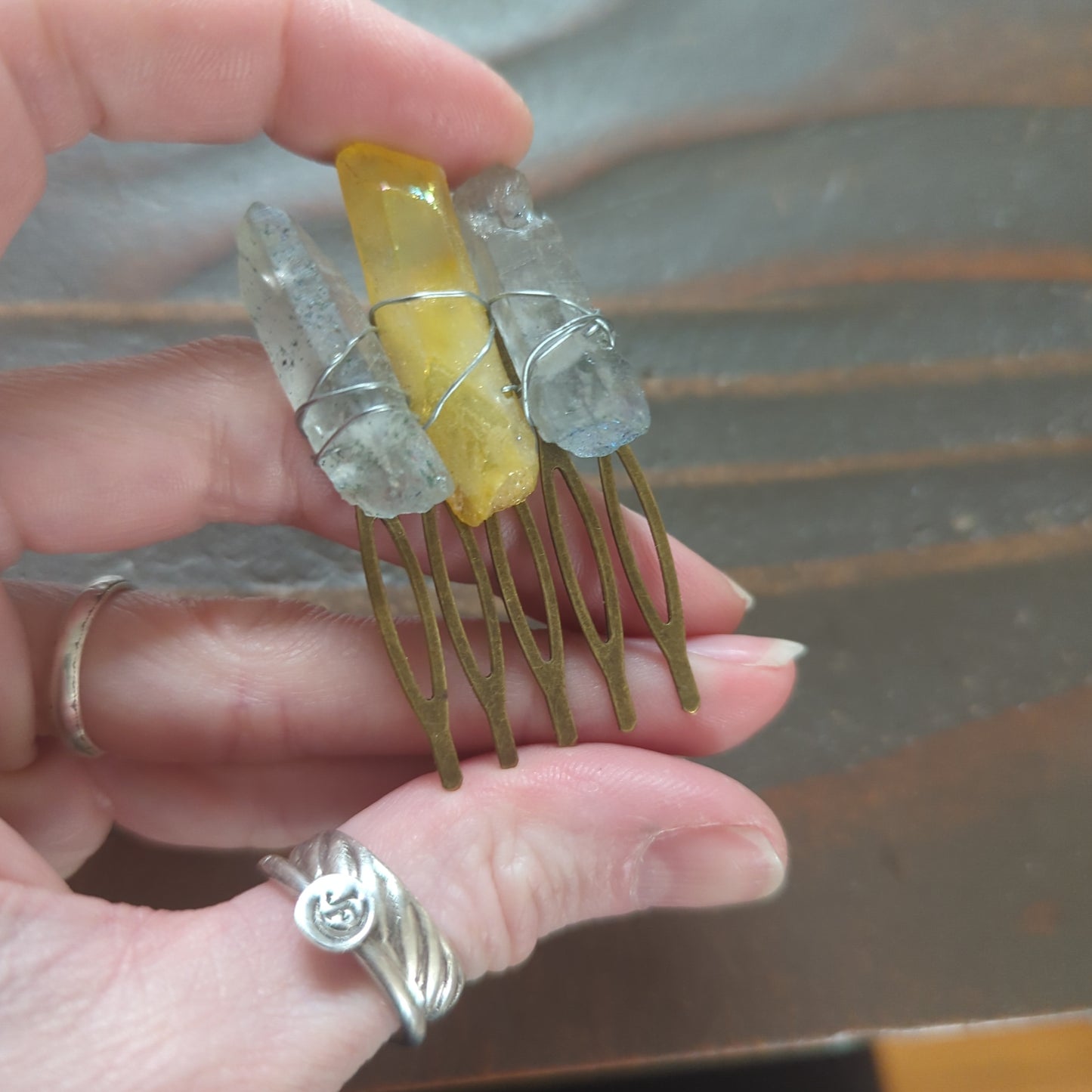 Peineta pequeña de cristal de cuarzo azul/amarillo