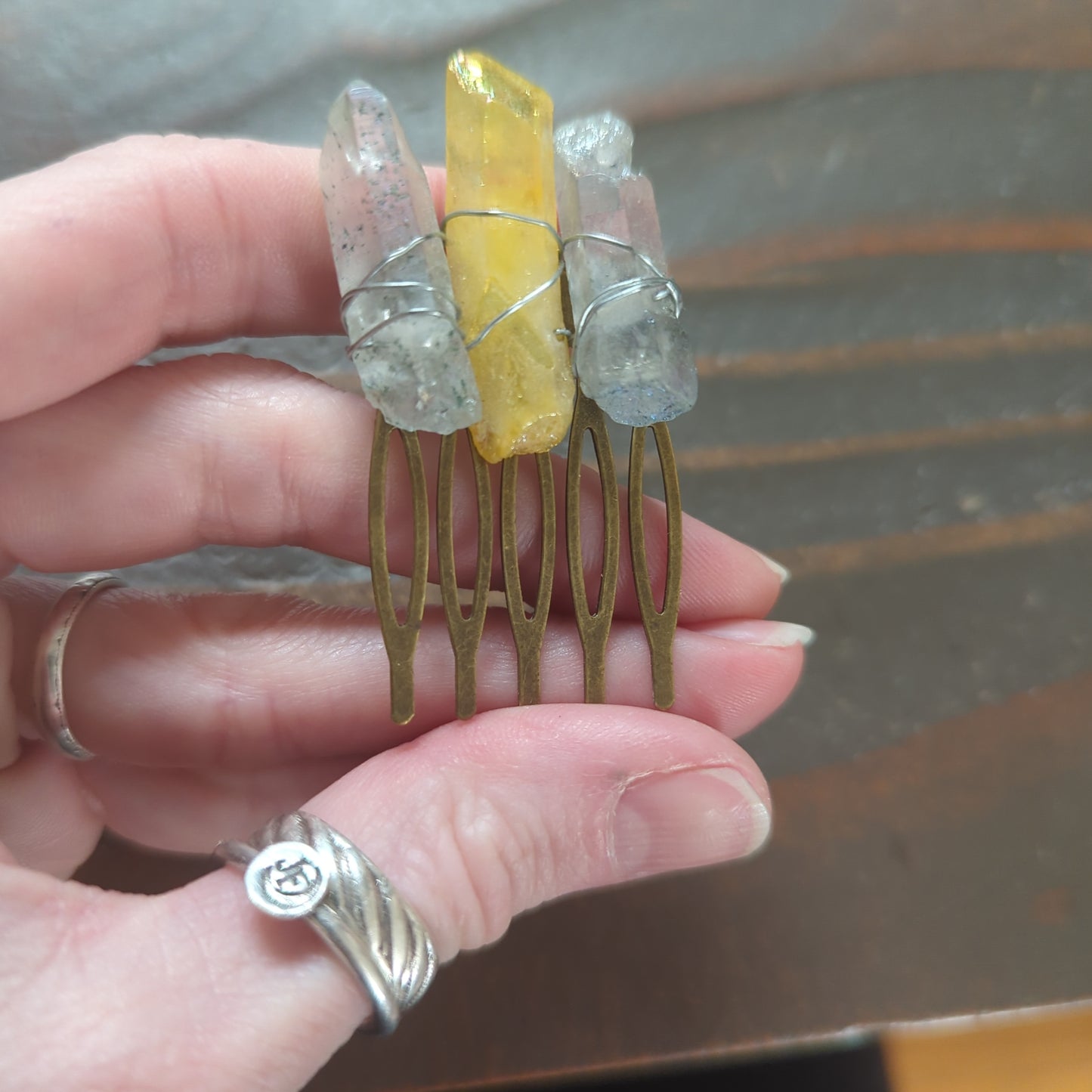 Peineta pequeña de cristal de cuarzo azul/amarillo