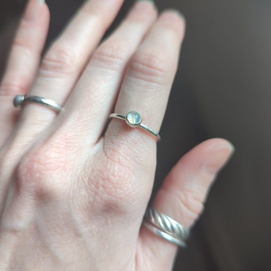 Anillo de plata apilable con piedra lunar de 5 mm (varios tamaños disponibles - MTO)