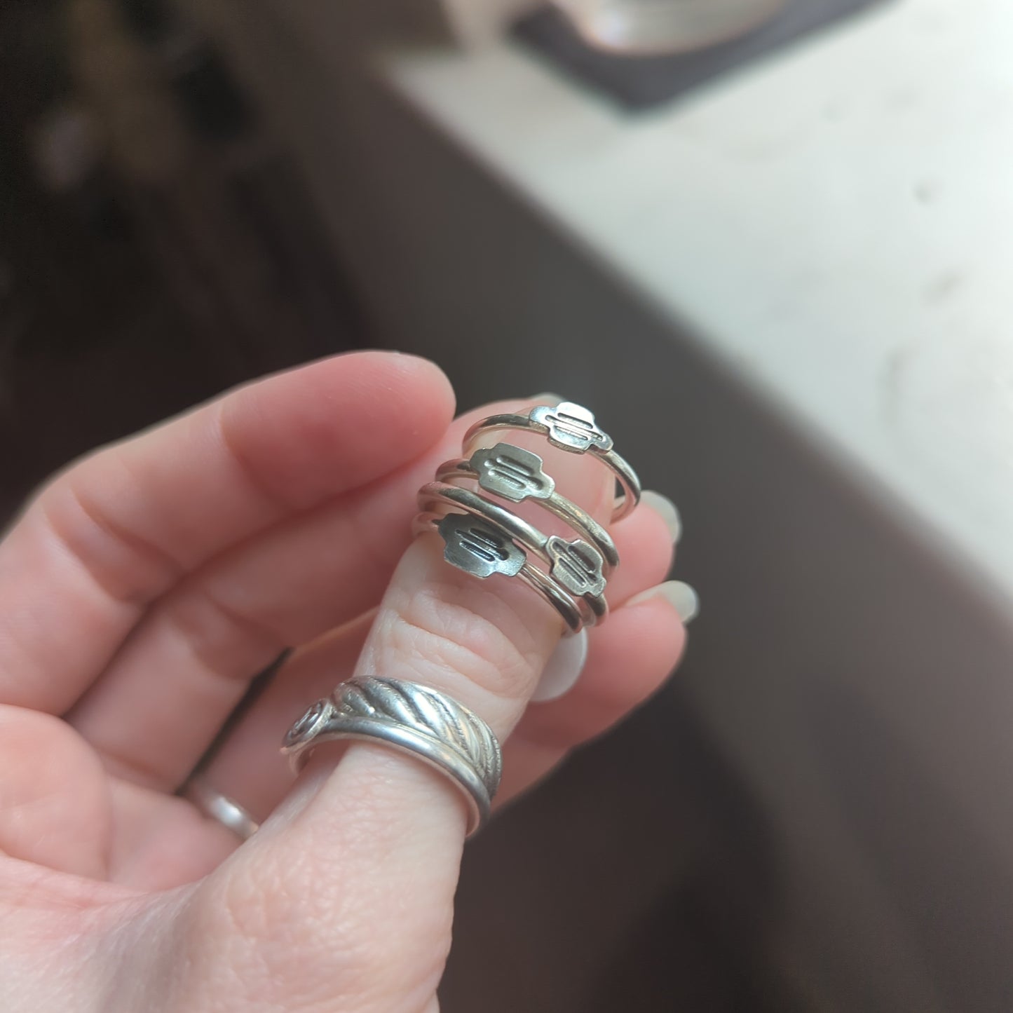 Anillo de plata apilador con estampado de línea (varios tamaños disponibles) MTO