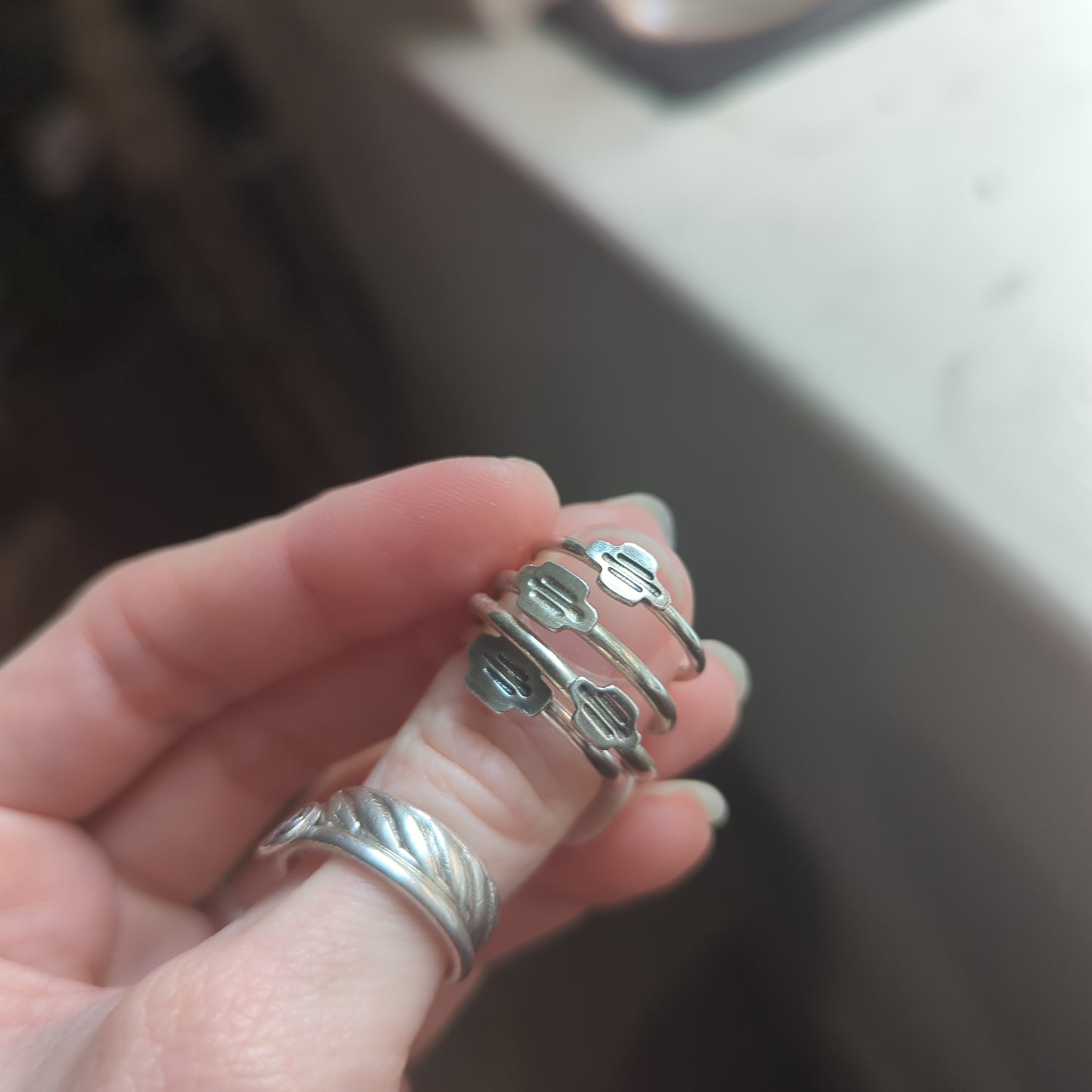 Anillo de plata apilador con estampado de línea (varios tamaños disponibles) MTO