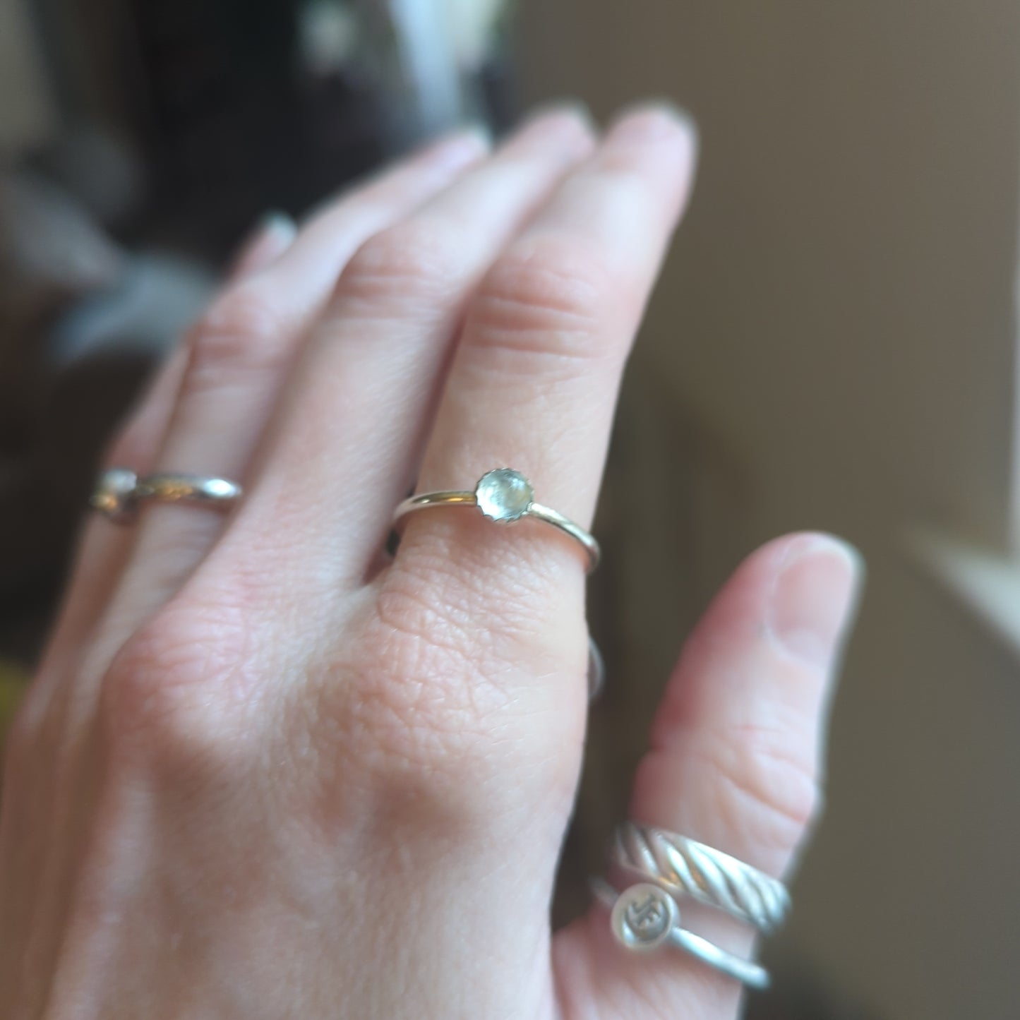 Anillos apilables de plata con aguamarina clara de 5 mm (varios tamaños disponibles) MTO