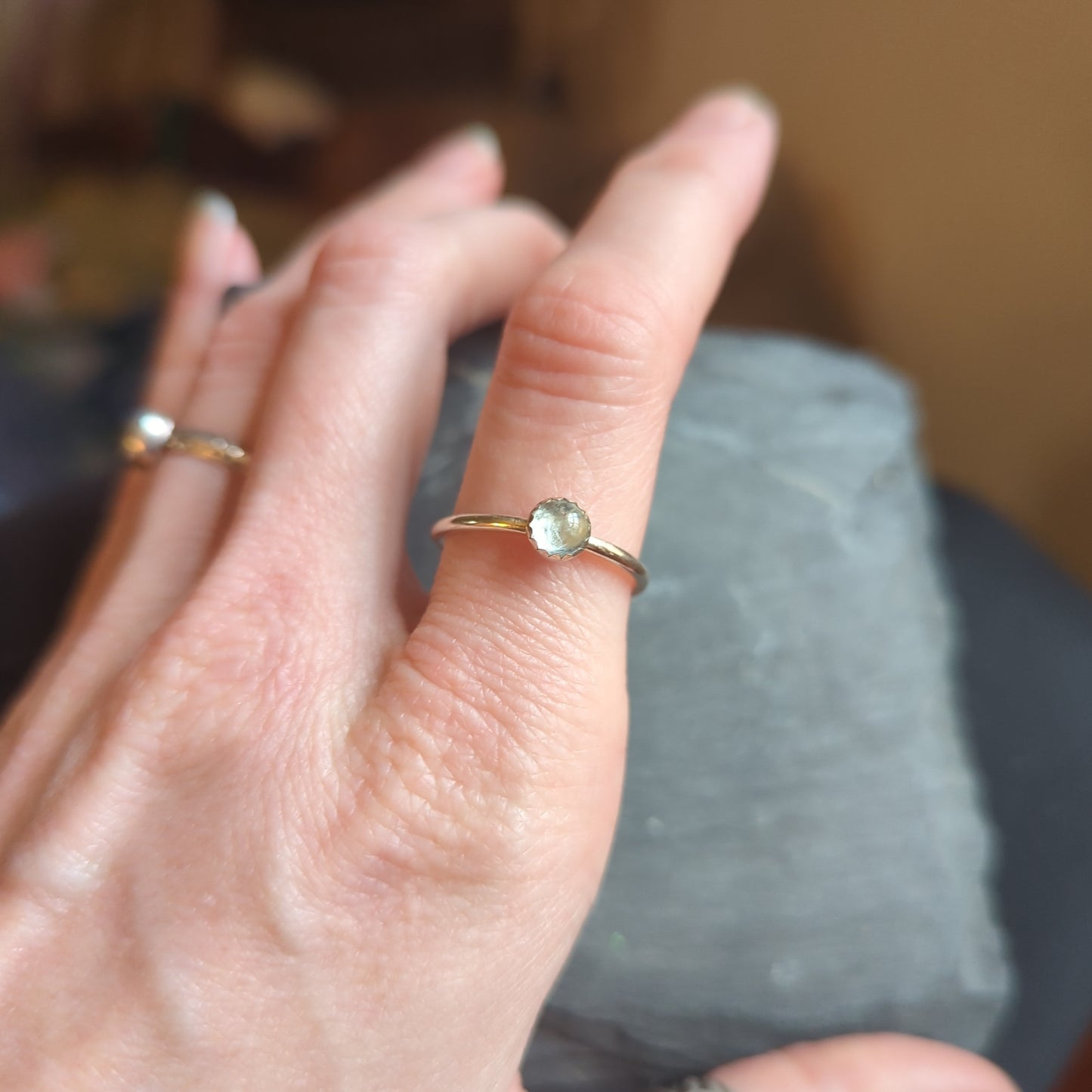 Anillos apilables de plata con aguamarina clara de 5 mm (varios tamaños disponibles) MTO