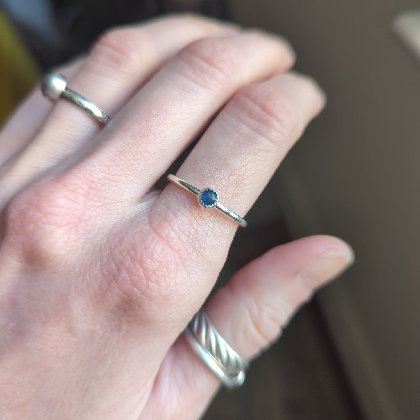 Anillo de plata de ley con cianita azul de 4 mm - Talla 7.5