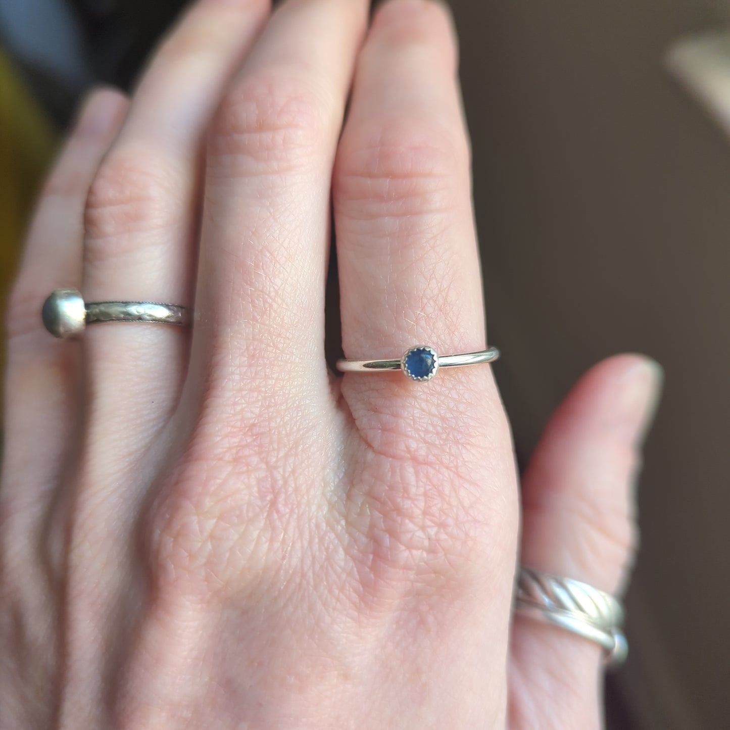 Anillo de plata de ley con cianita azul de 4 mm - Talla 7.5