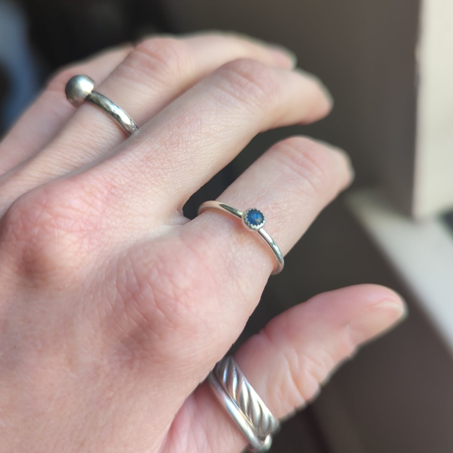 Anillo de plata de ley con cianita azul de 4 mm - Talla 7.5