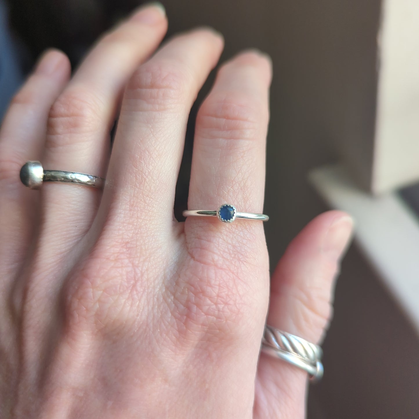 Anillo de plata de ley con cianita azul de 4 mm - Talla 7.5