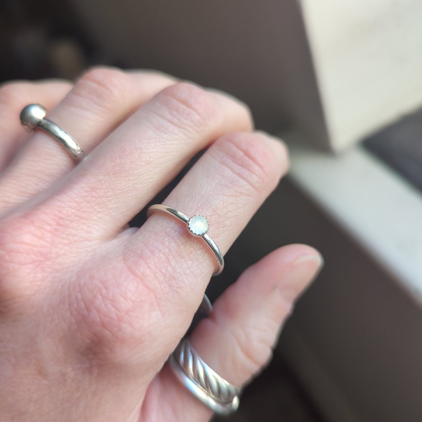 Anillo de piedra lunar de 4 mm (varios tamaños disponibles)