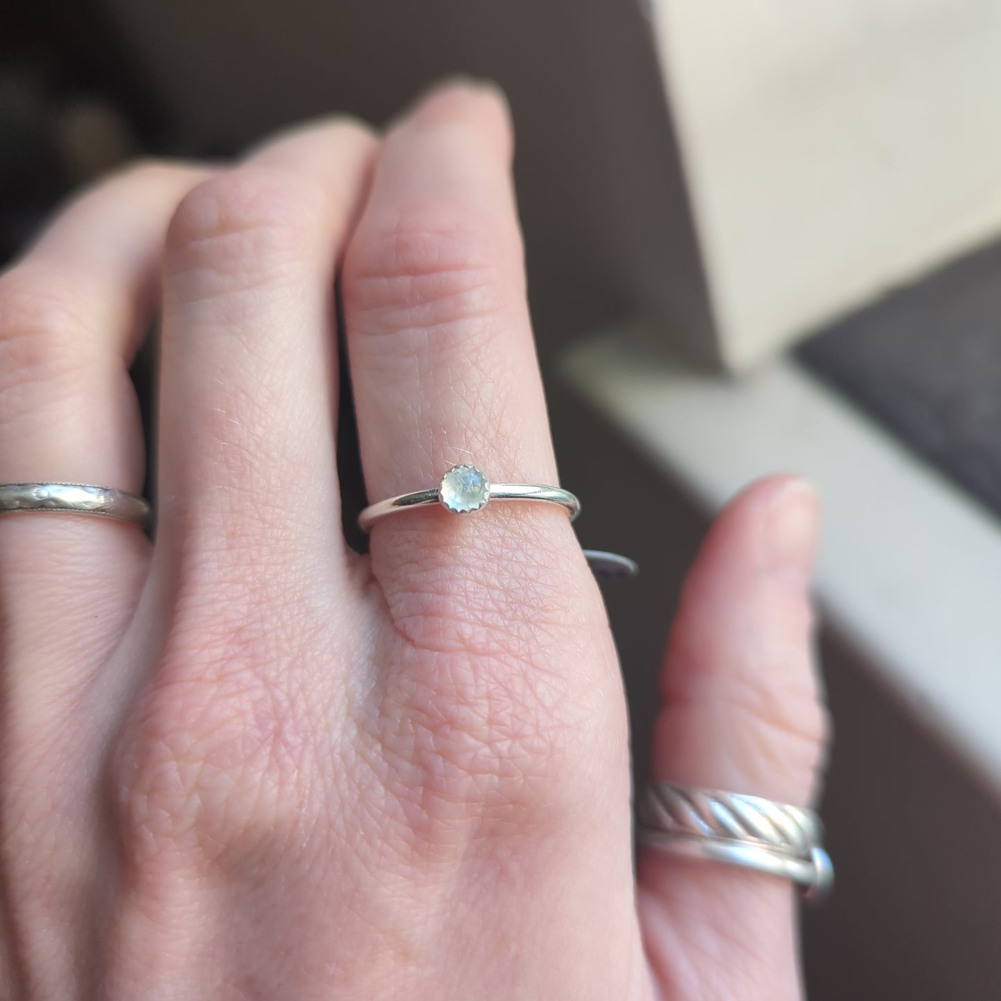 Anillo de piedra lunar de 4 mm (varios tamaños disponibles)