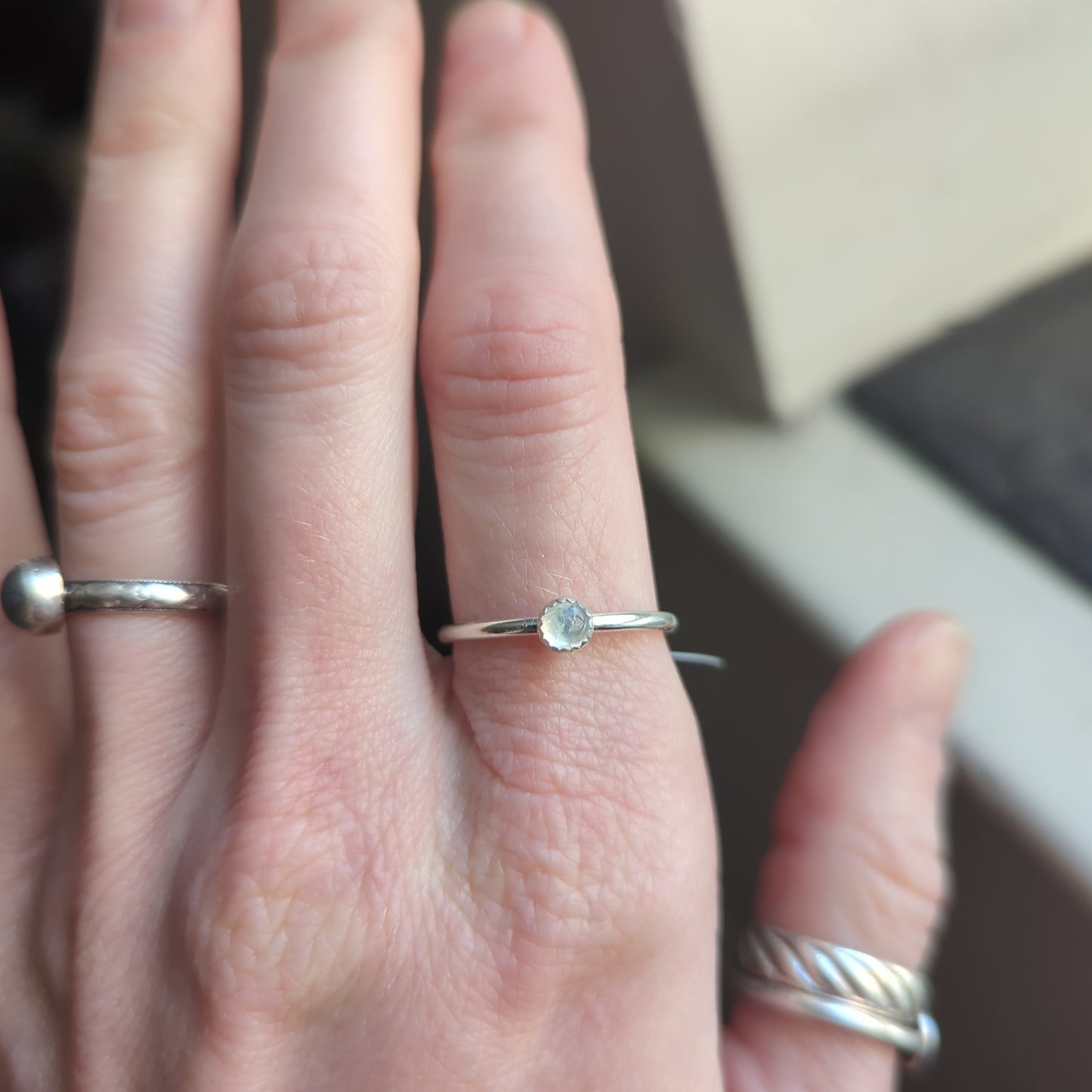 Anillo de piedra lunar de 4 mm (varios tamaños disponibles)