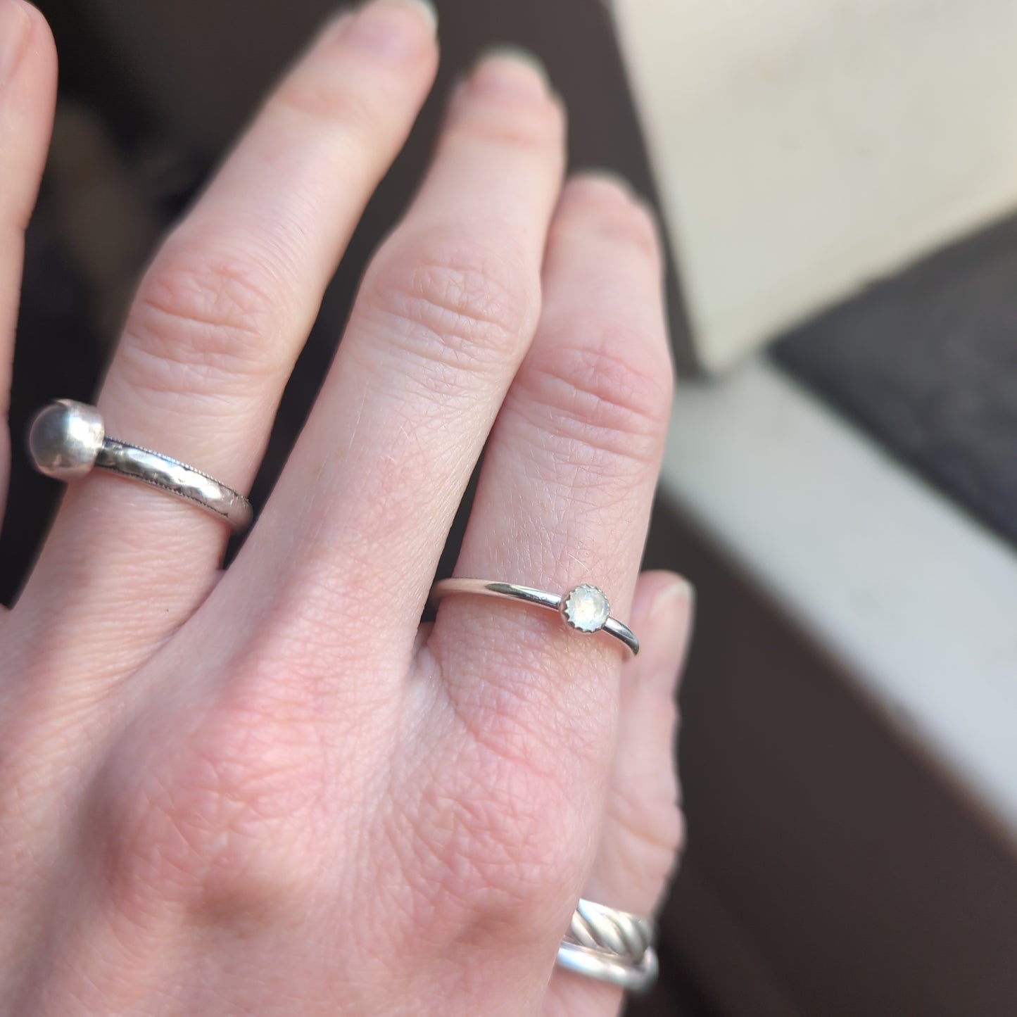Anillo de piedra lunar de 4 mm (varios tamaños disponibles)