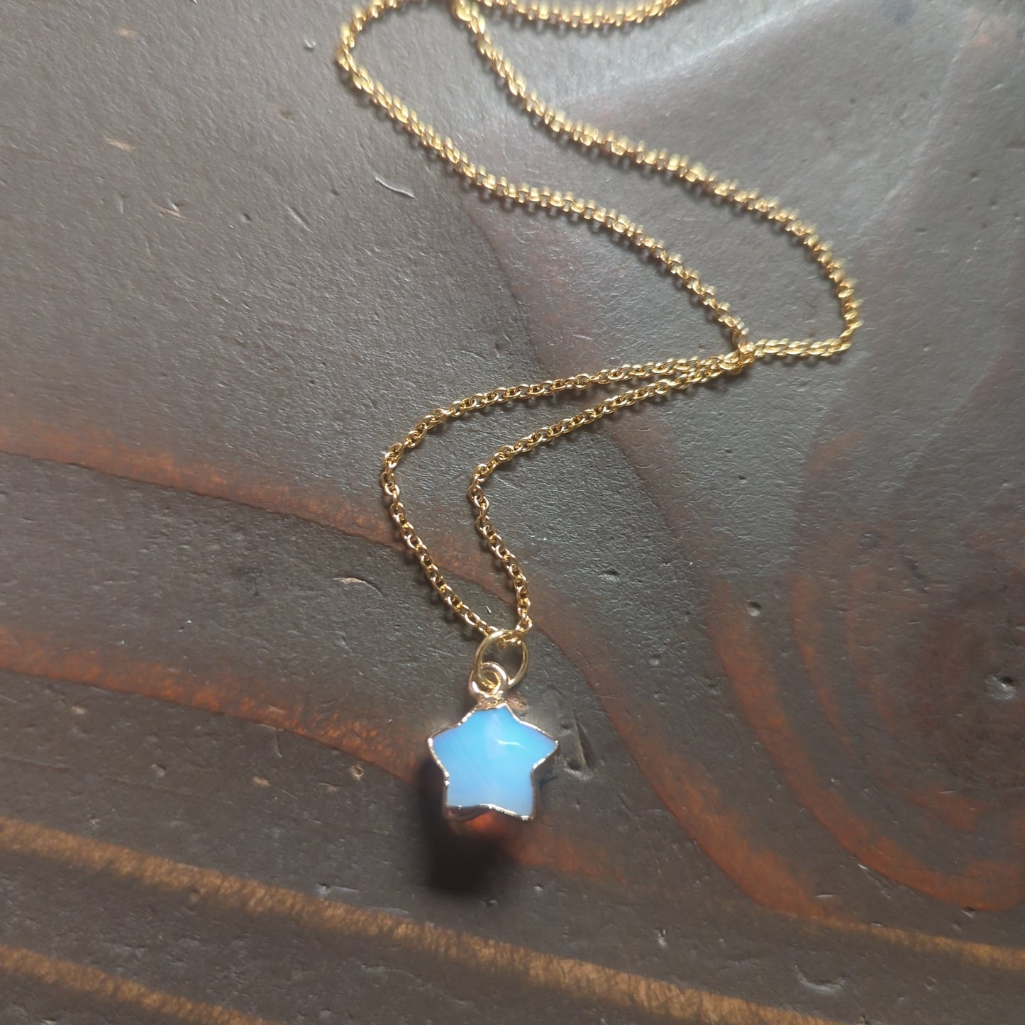 Collar de acero inoxidable dorado con estrella de piedras preciosas