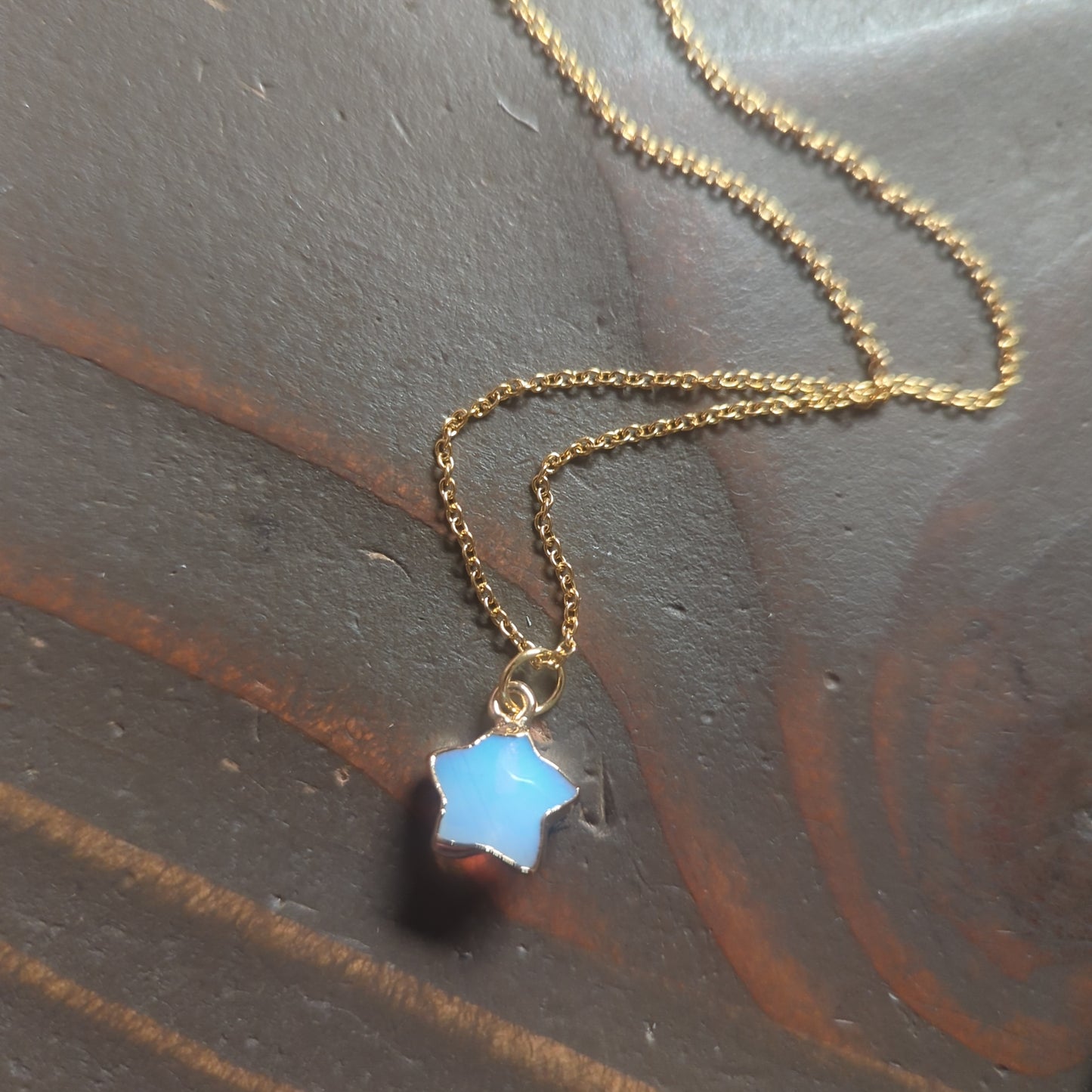 Collar de acero inoxidable dorado con estrella de piedras preciosas