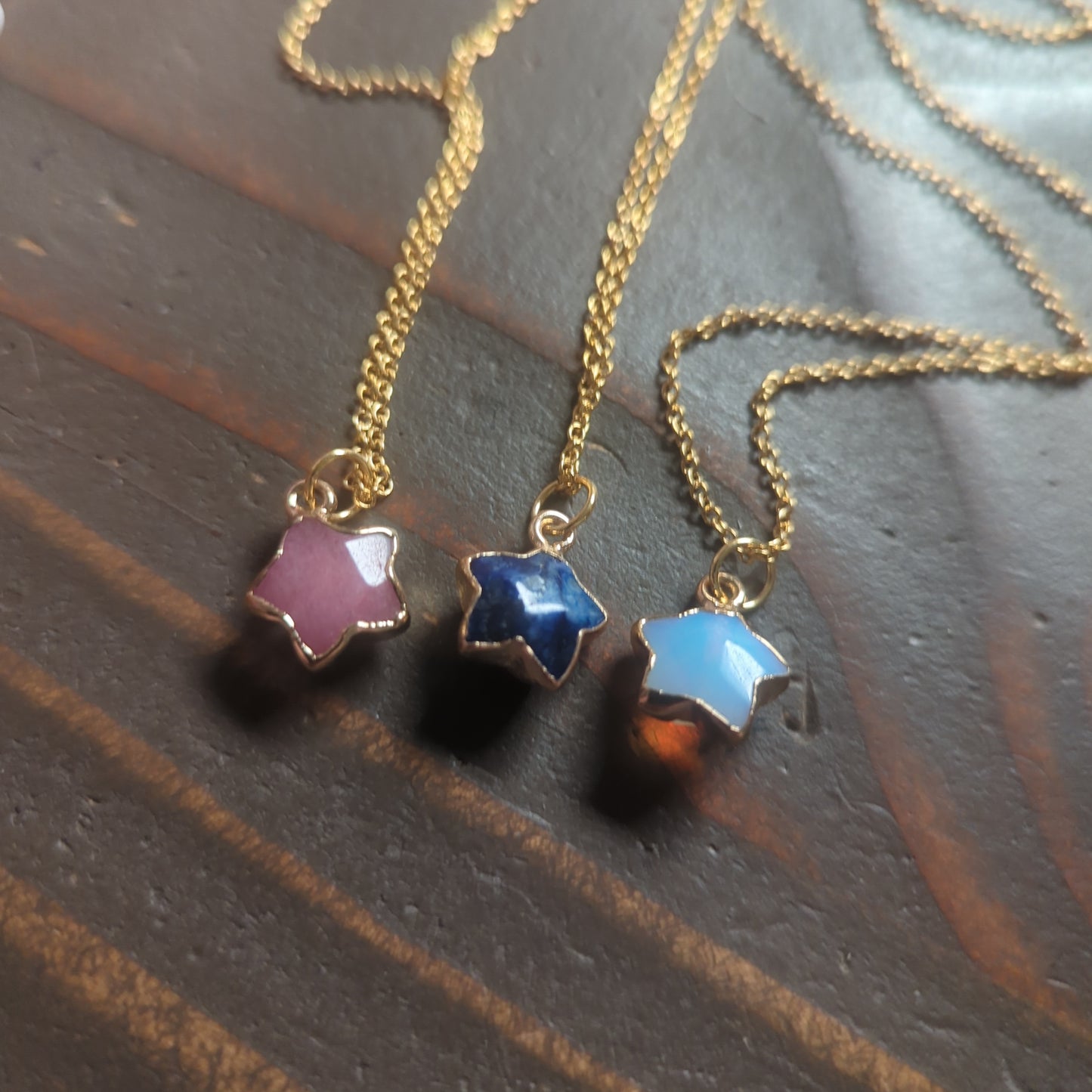 Collar de acero inoxidable dorado con estrella de piedras preciosas