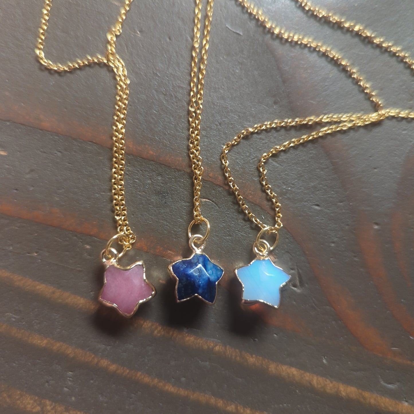 Collar de acero inoxidable dorado con estrella de piedras preciosas