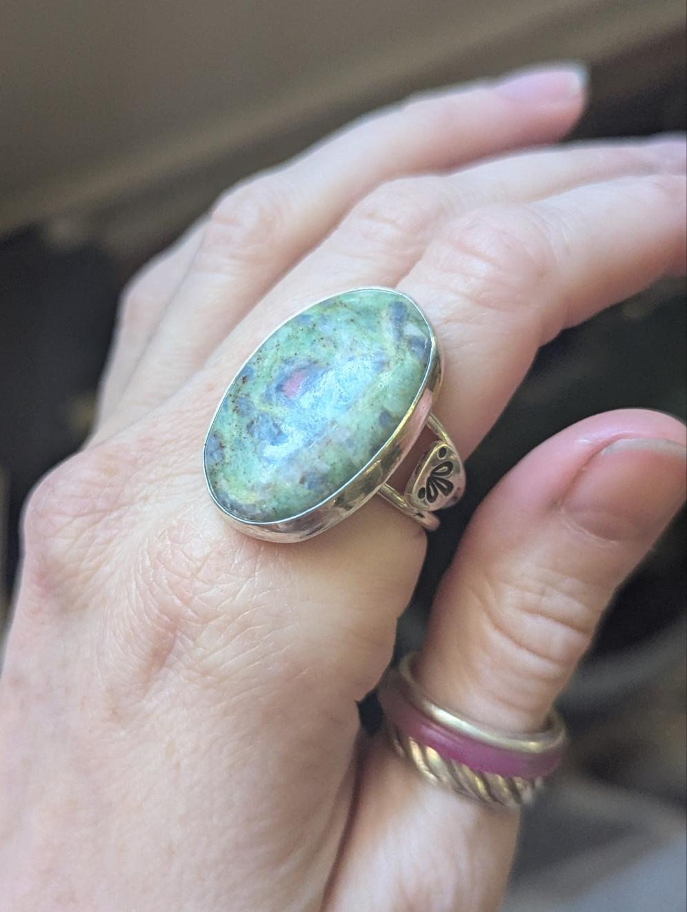 Anillo ovalado de plata de ley con rubí y fucsita - Talla 8