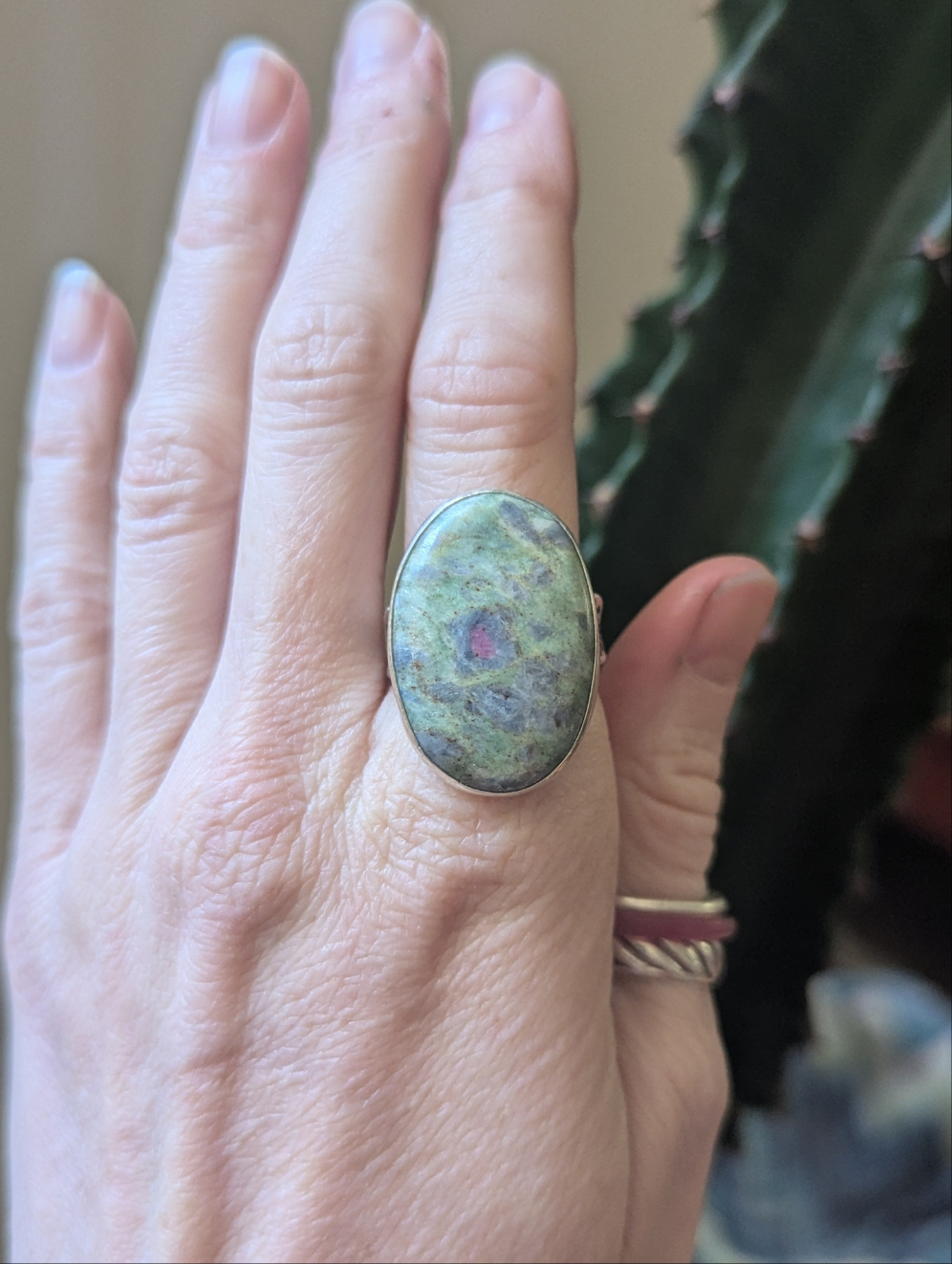 Anillo ovalado de plata de ley con rubí y fucsita - Talla 8