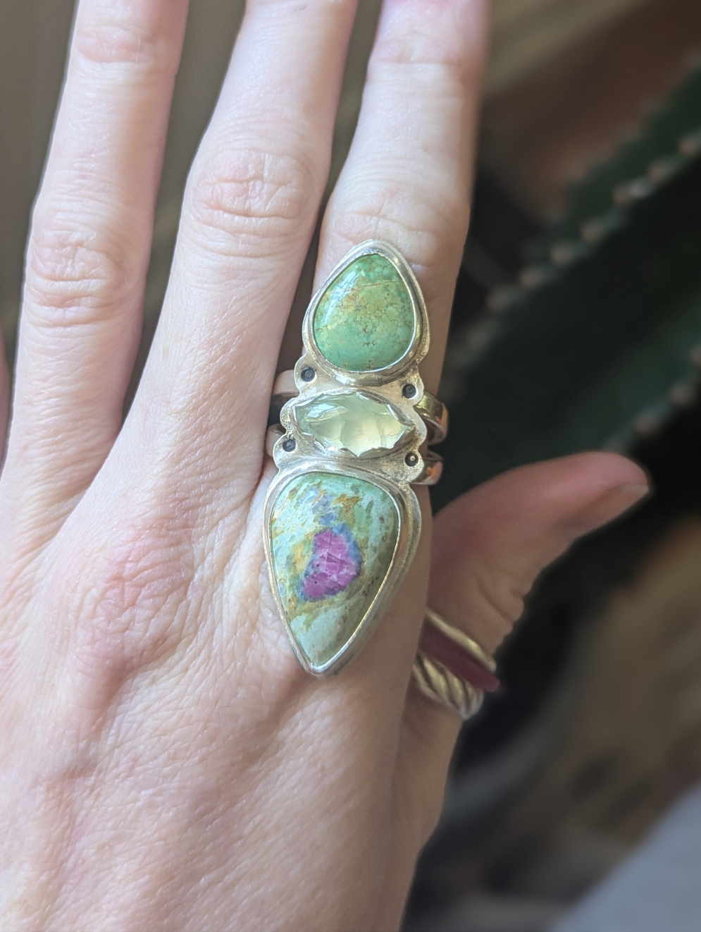 Anillo de plata de ley con rubí, fucsita, prehnita y turquesa - Talla 9