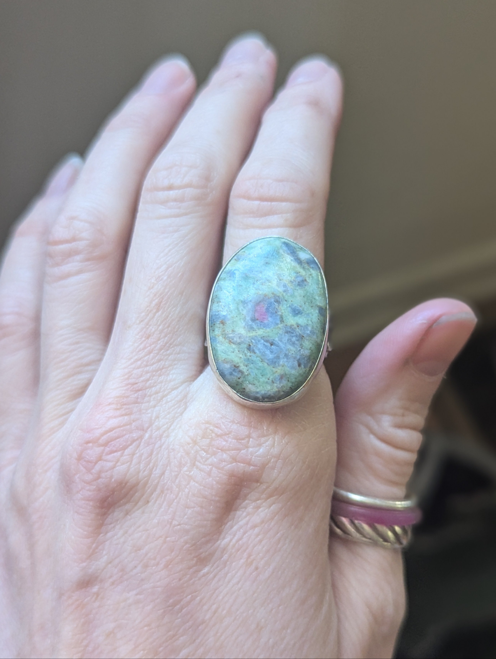 Anillo ovalado de plata de ley con rubí y fucsita - Talla 8