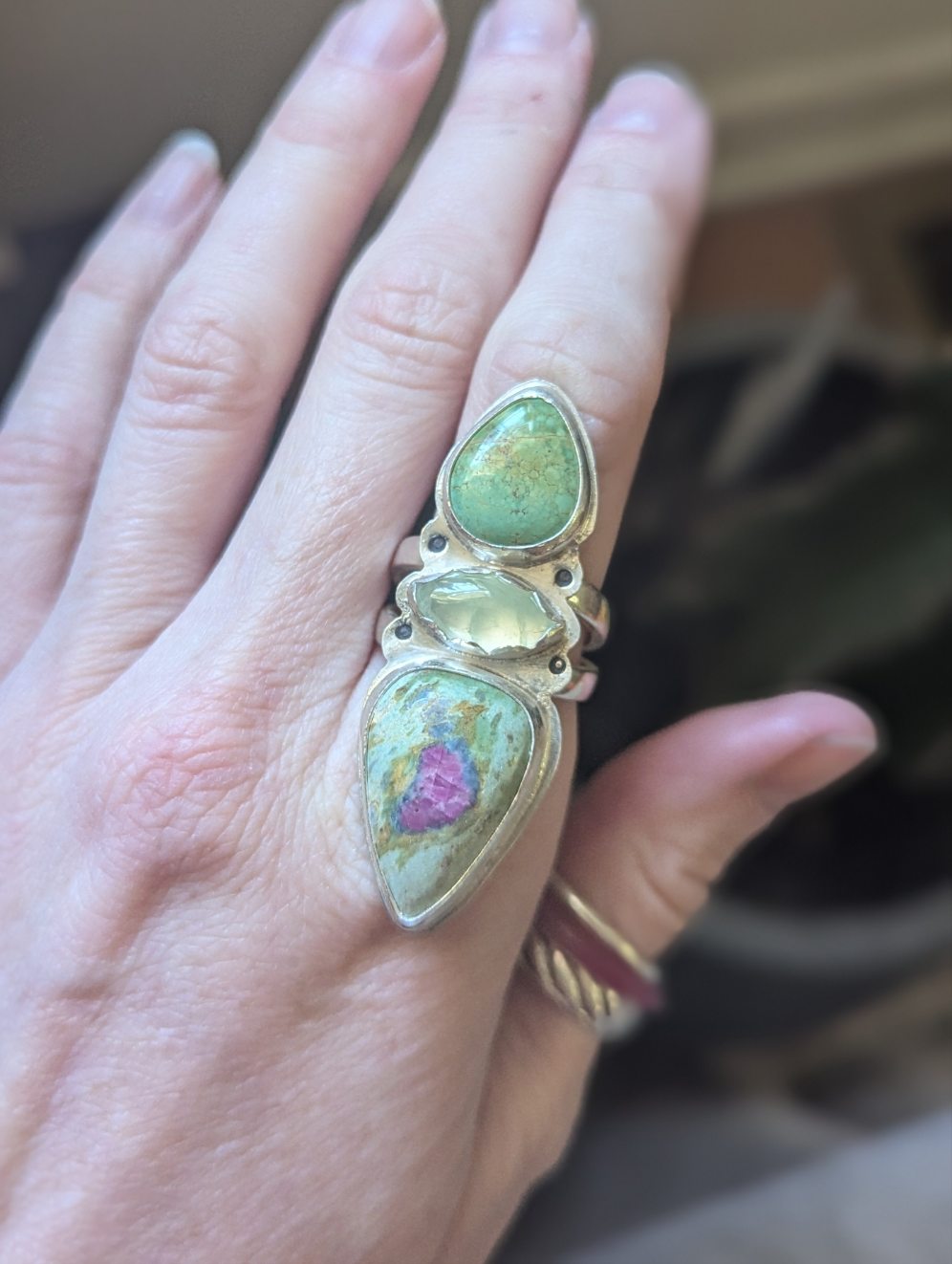 Anillo de plata de ley con rubí, fucsita, prehnita y turquesa - Talla 9