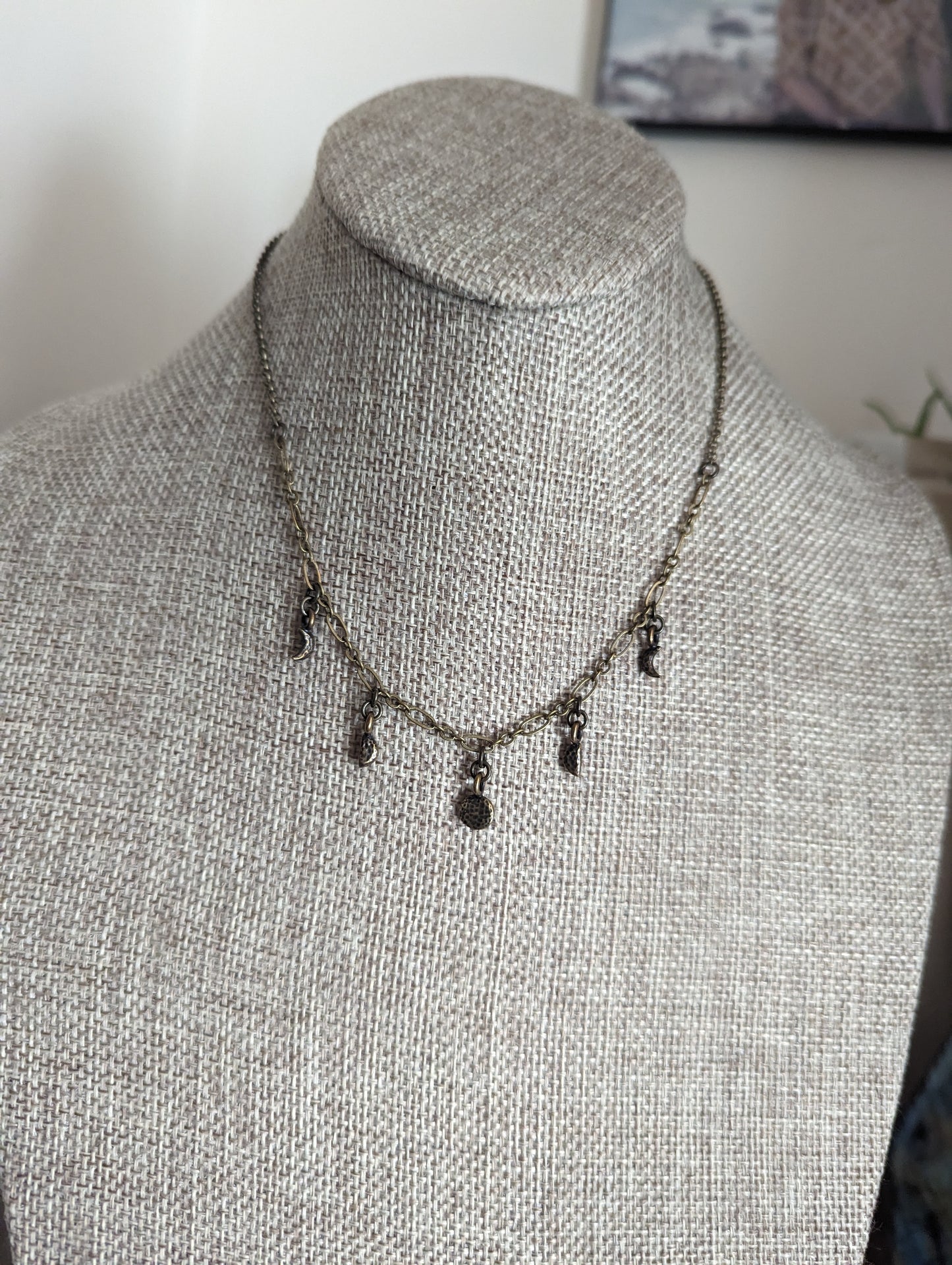 Collar corto de latón con fases lunares