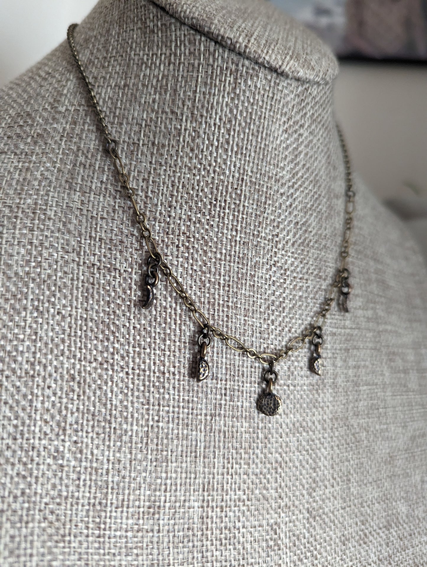 Collar corto de latón con fases lunares