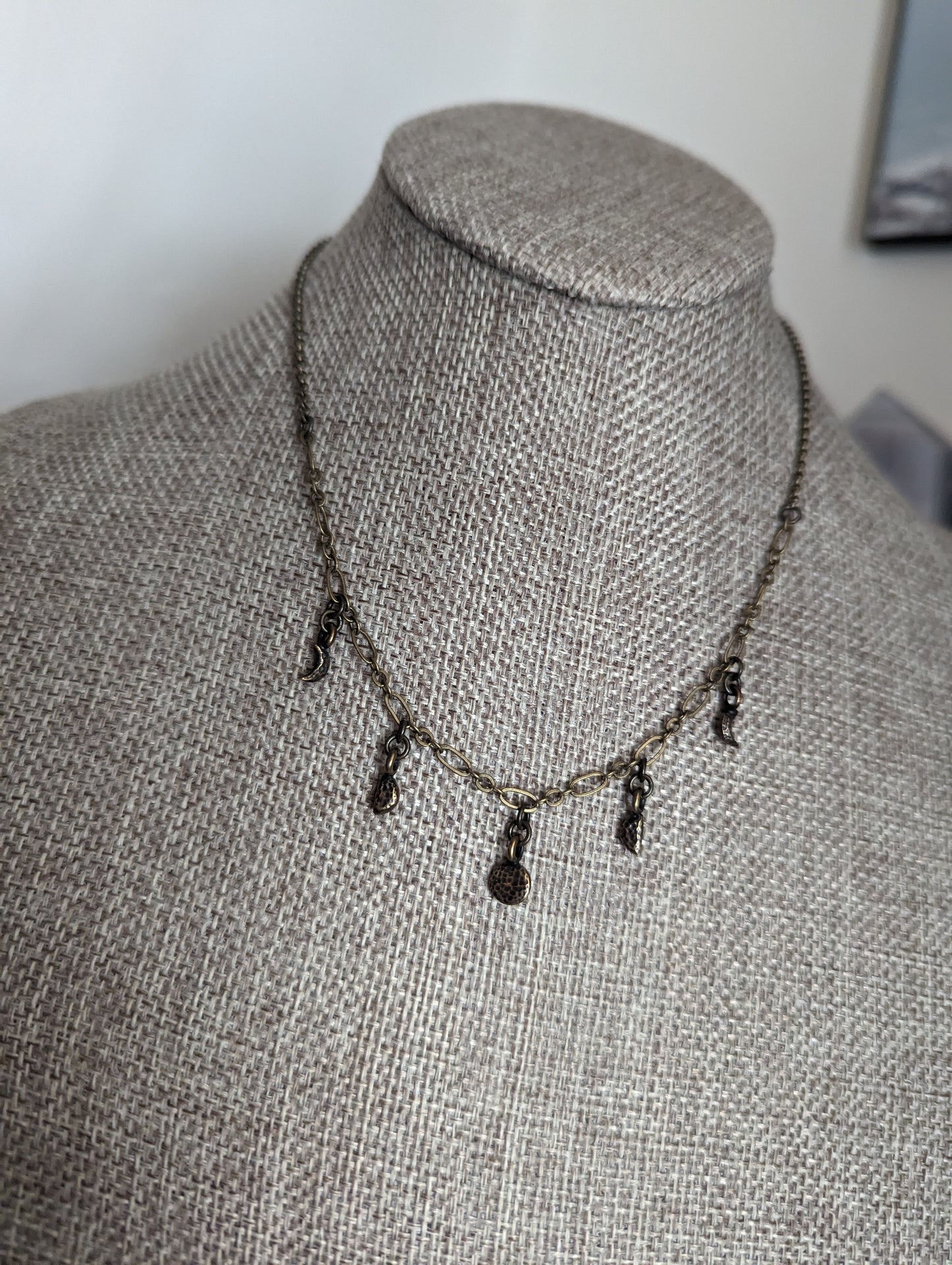 Collar corto de latón con fases lunares