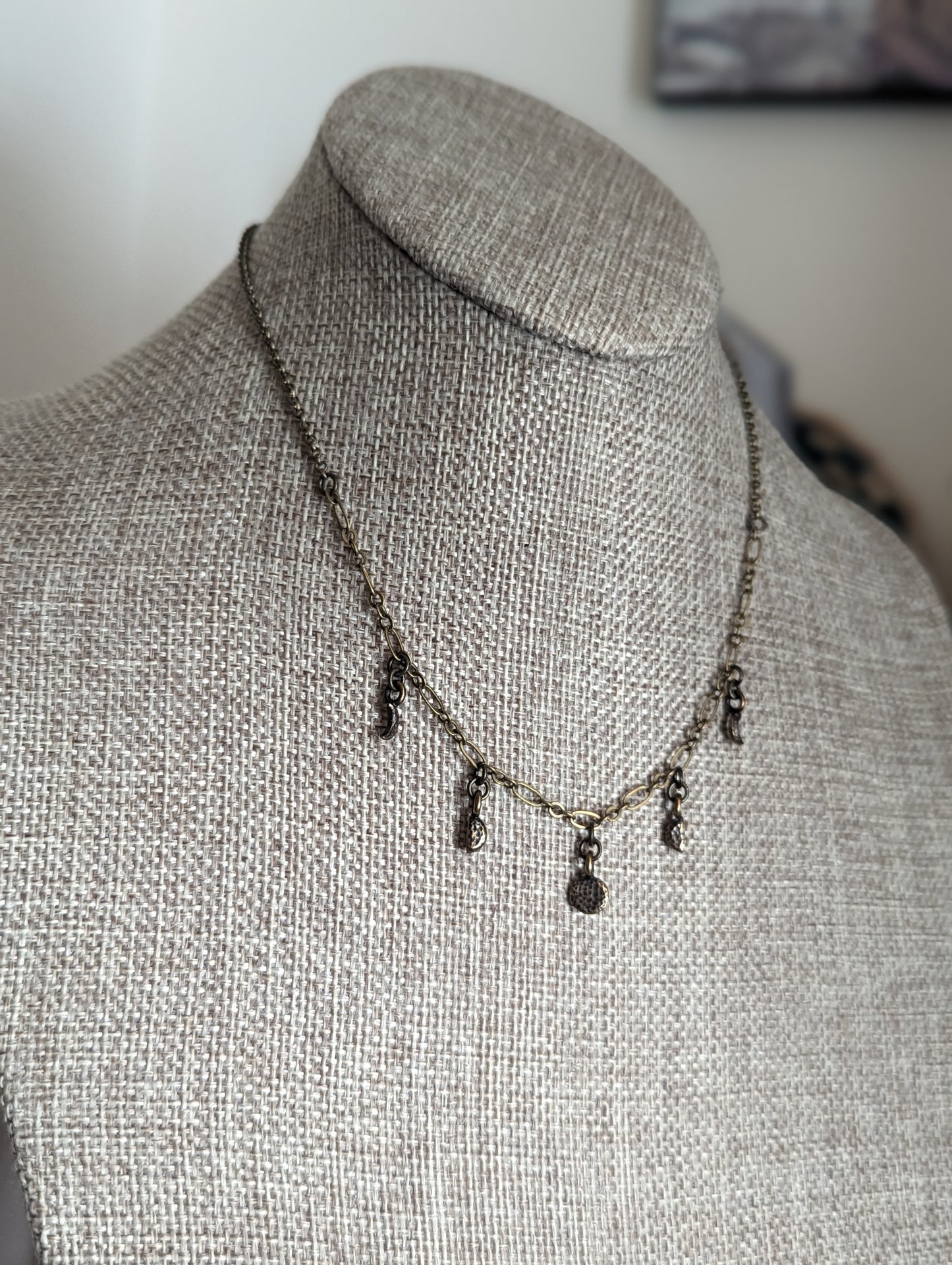 Collar corto de latón con fases lunares