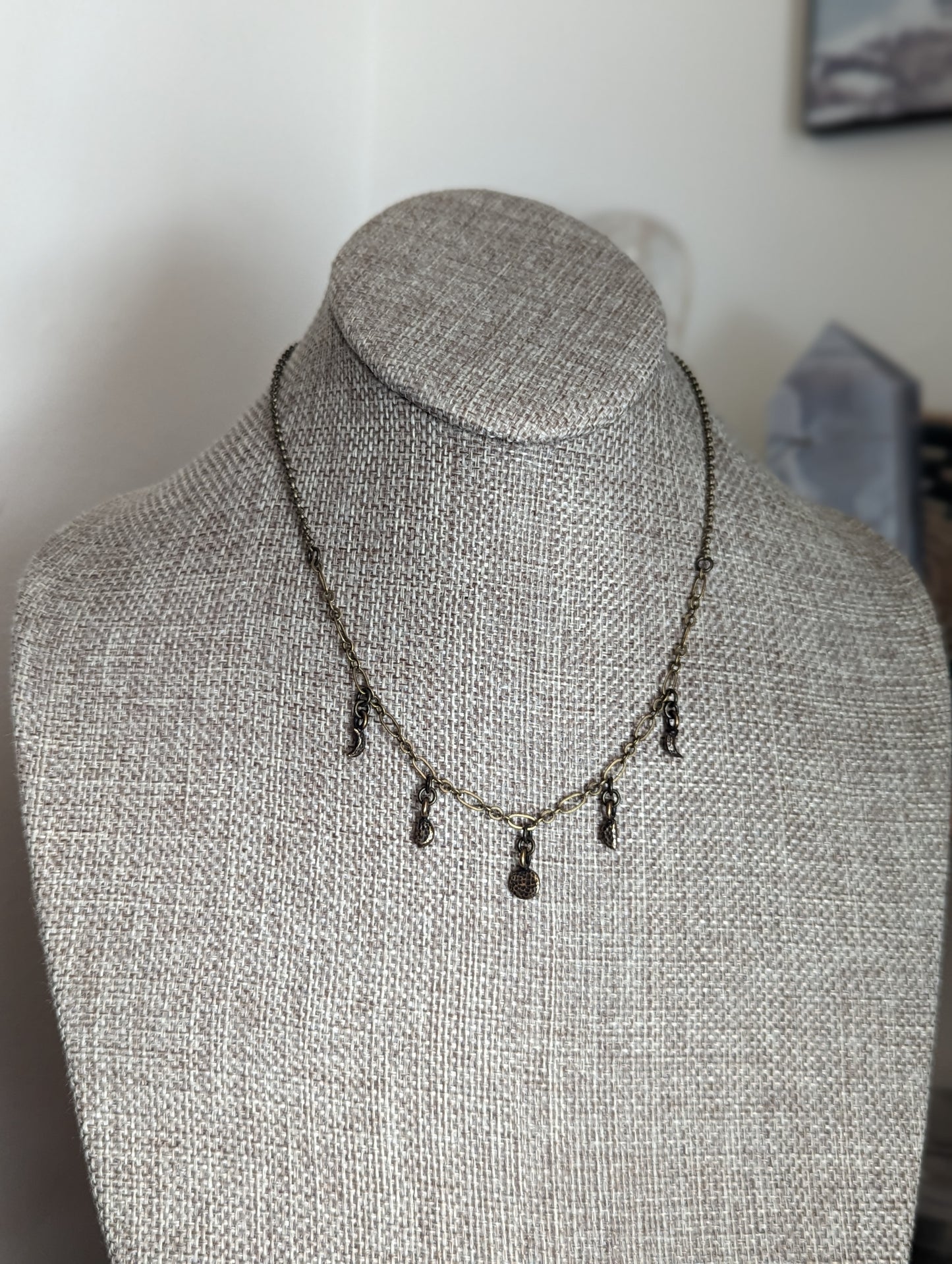 Collar corto de latón con fases lunares