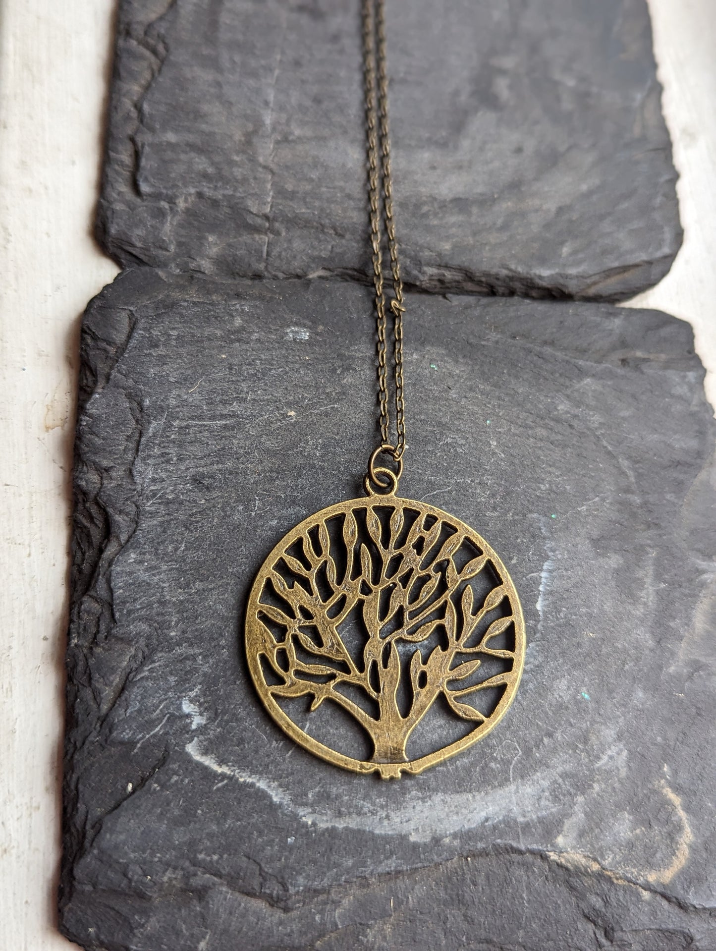 Collar largo de latón con el árbol de la vida
