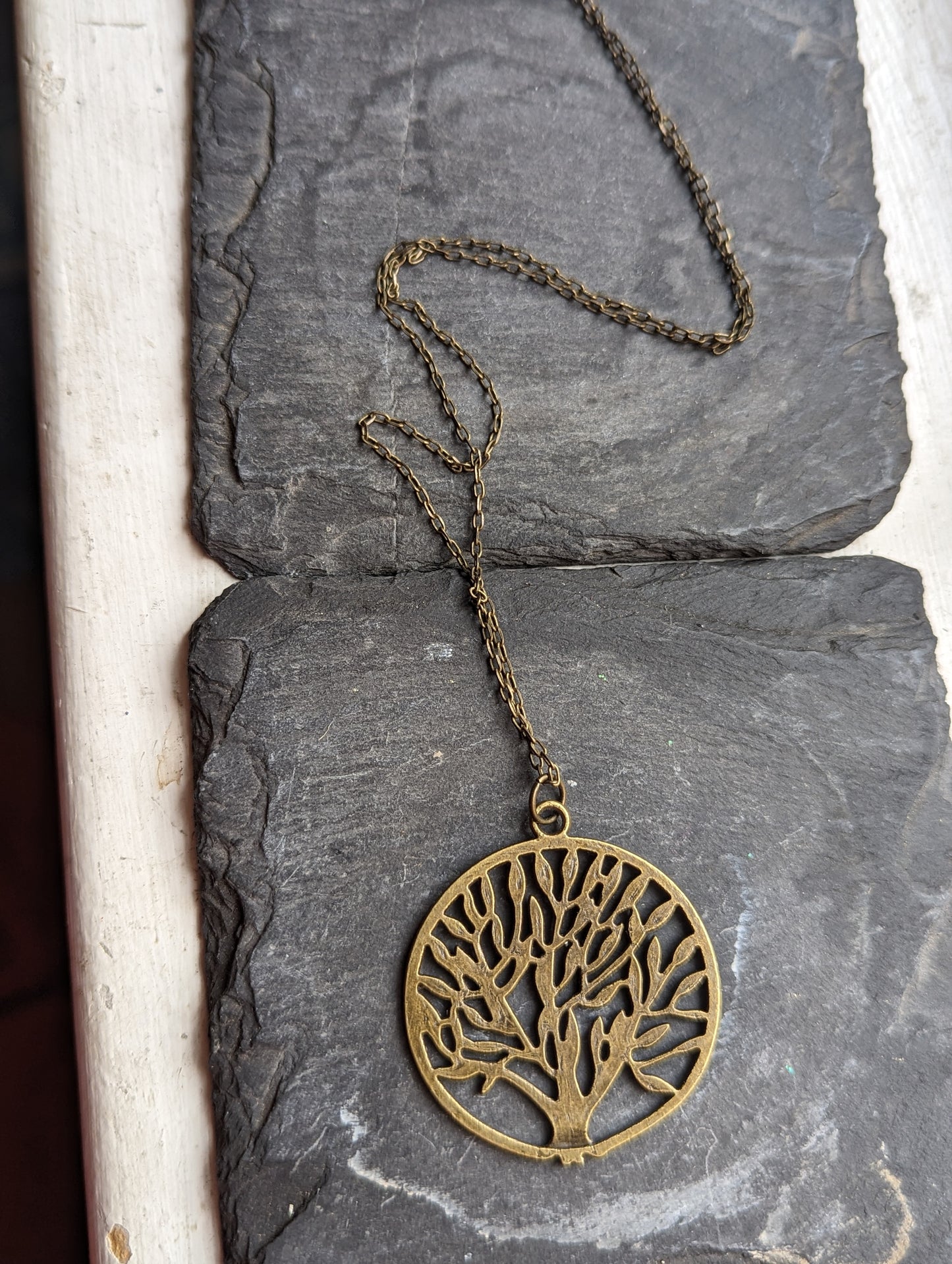 Collar largo de latón con el árbol de la vida