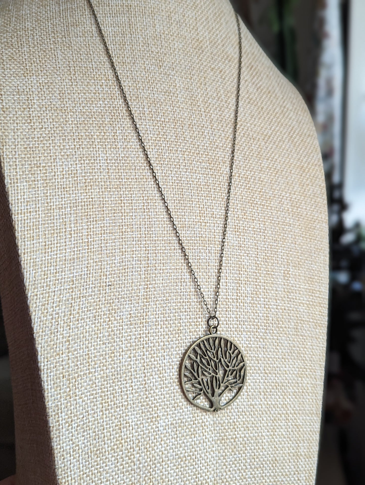 Collar largo de latón con el árbol de la vida