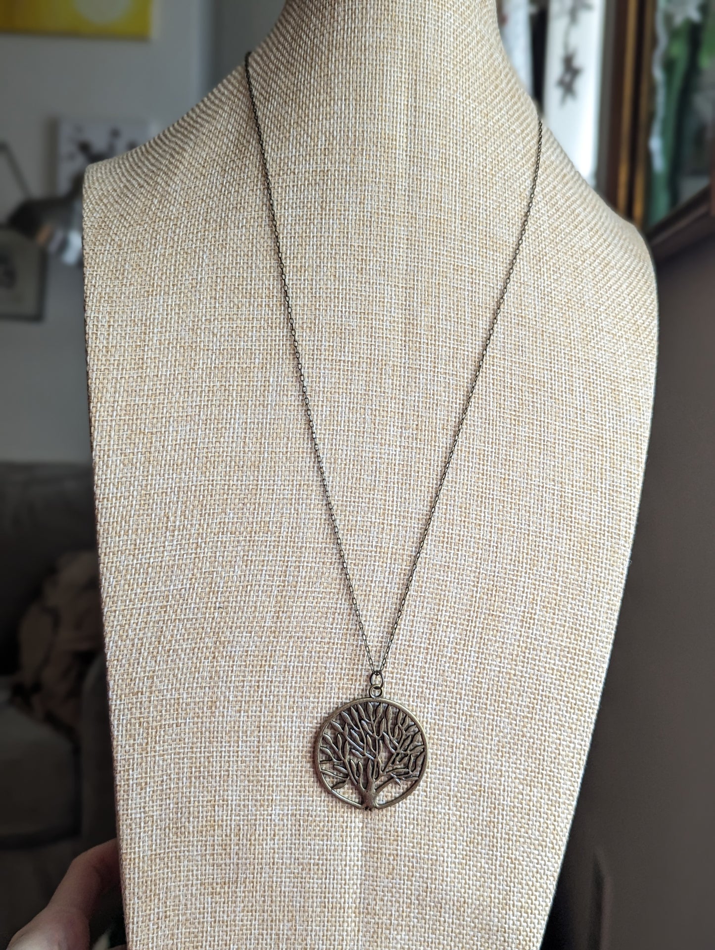 Collar largo de latón con el árbol de la vida