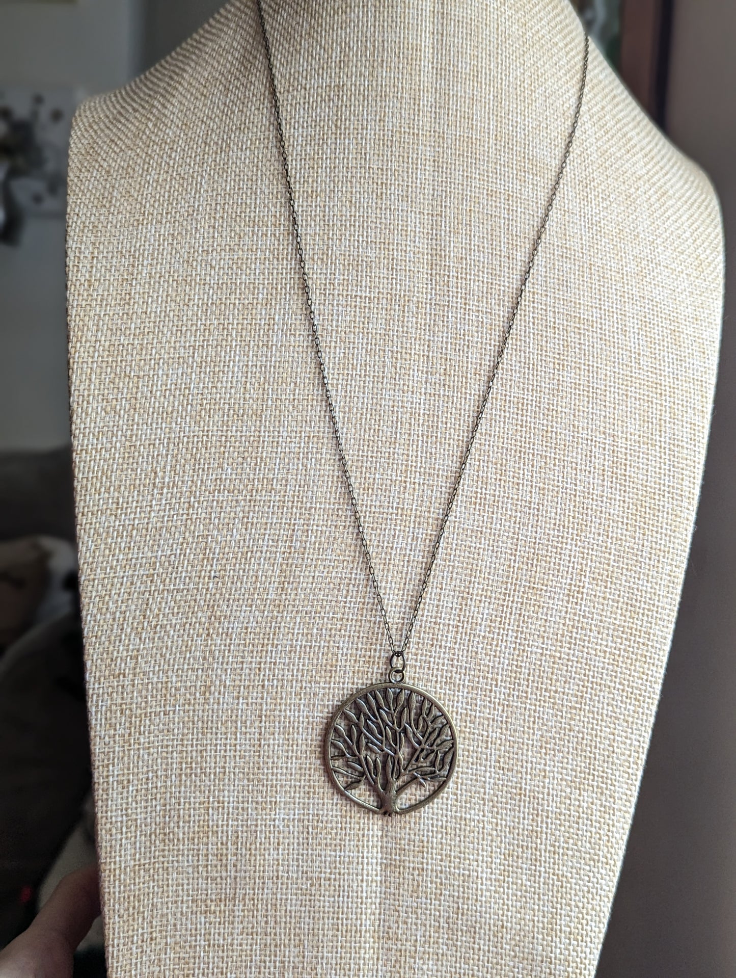 Collar largo de latón con el árbol de la vida