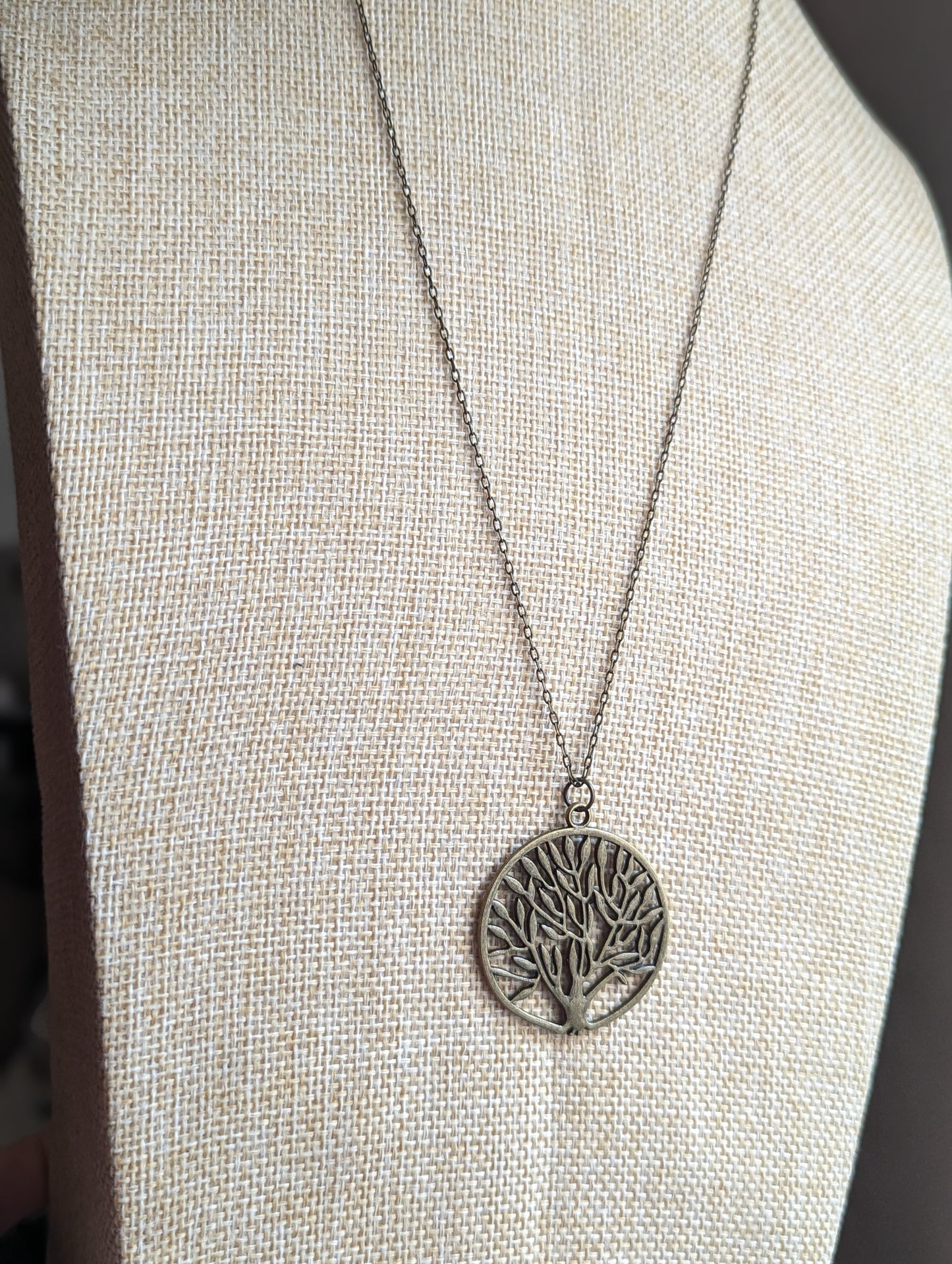 Collar largo de latón con el árbol de la vida