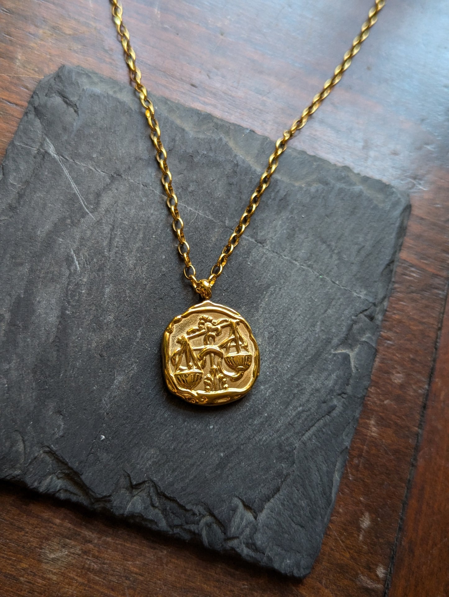 Collar de oro con el signo del zodiaco