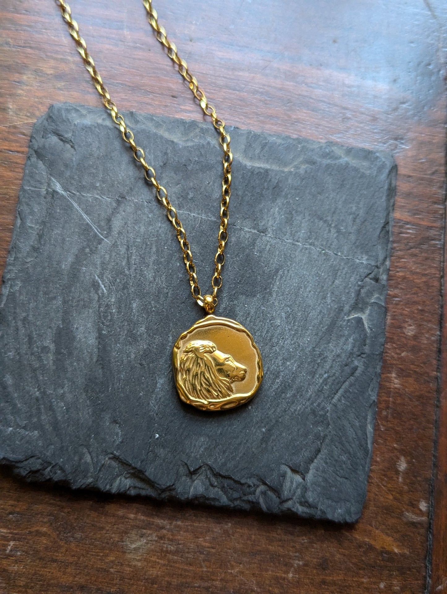 Collar de oro con el signo del zodiaco