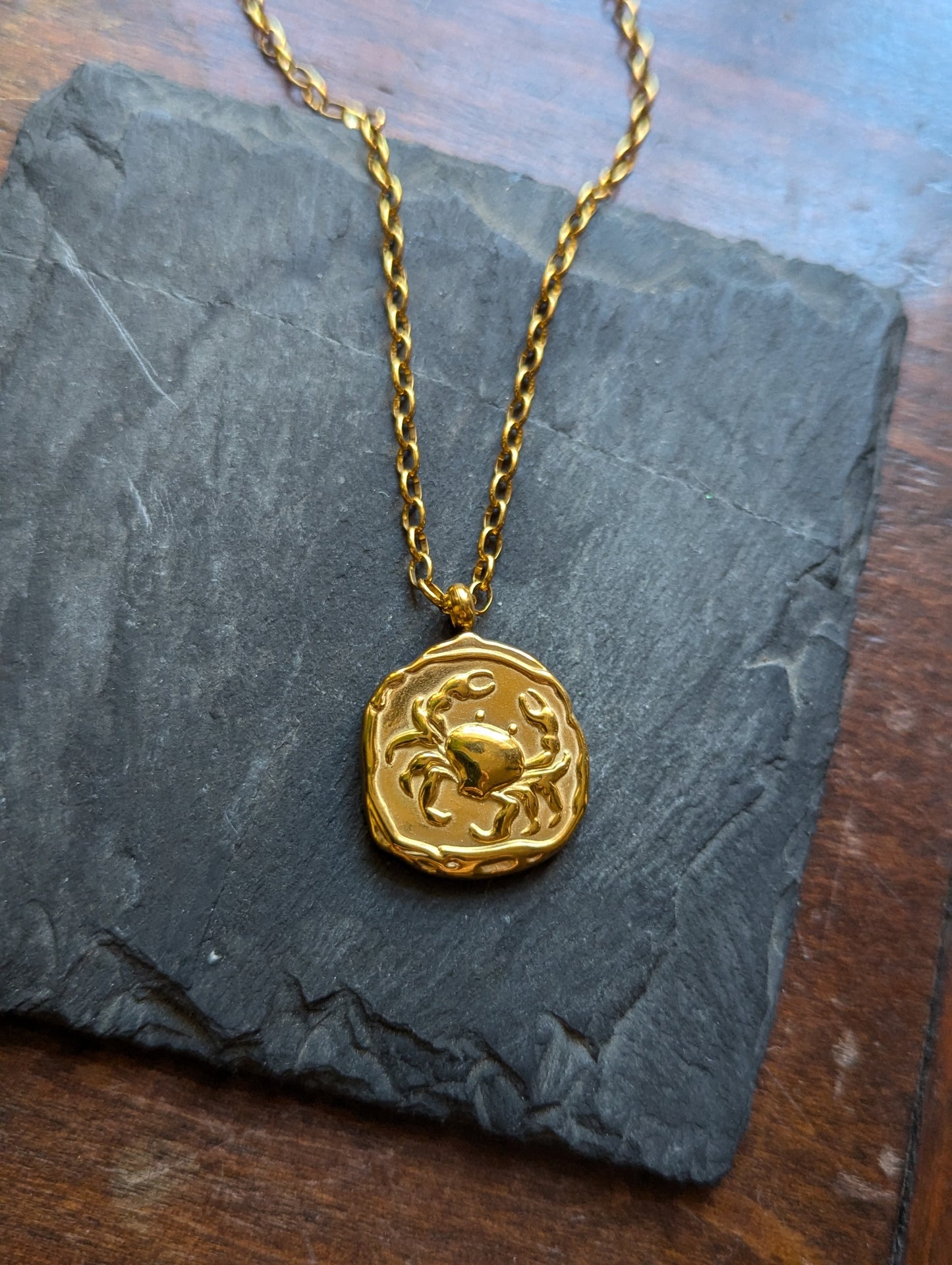 Collar de oro con el signo del zodiaco