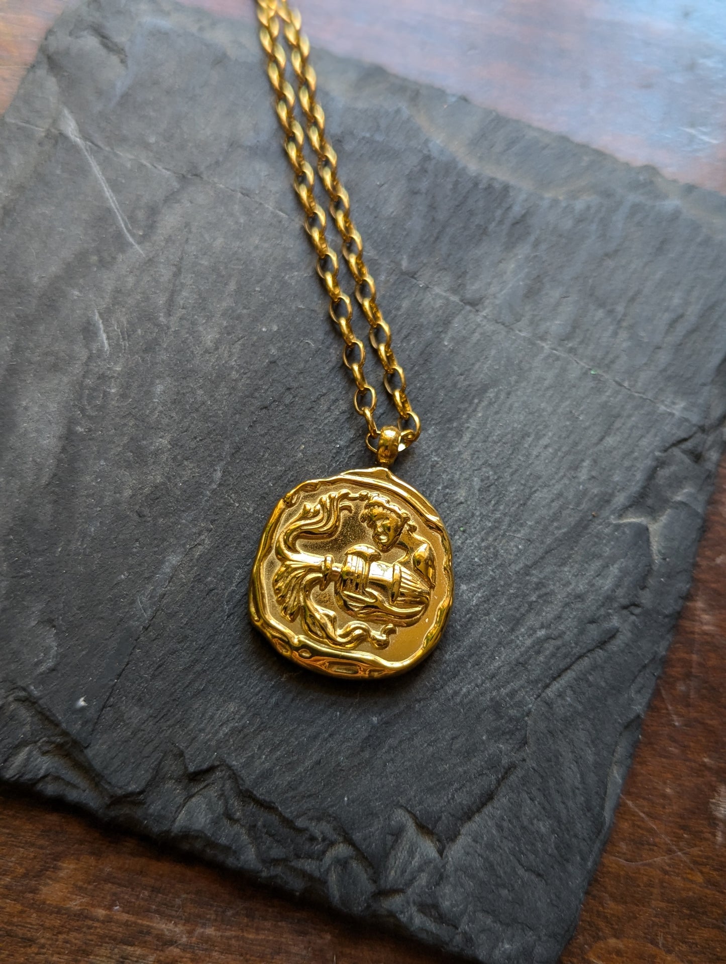 Collar de oro con el signo del zodiaco