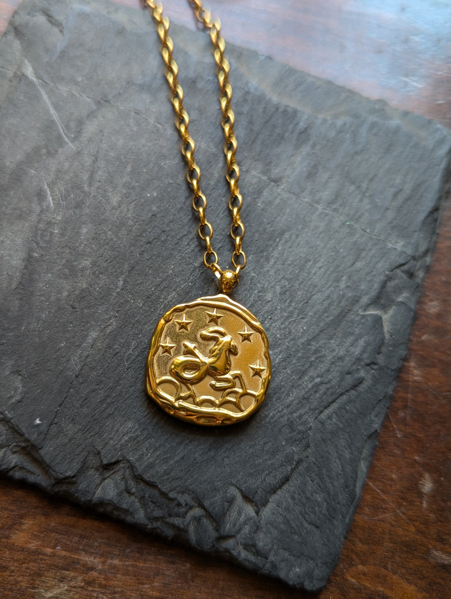 Collar de oro con el signo del zodiaco