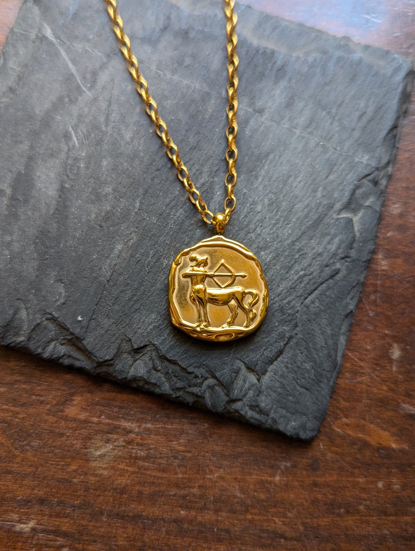 Collar de oro con el signo del zodiaco