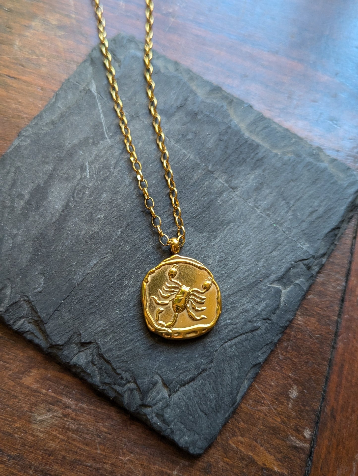 Collar de oro con el signo del zodiaco