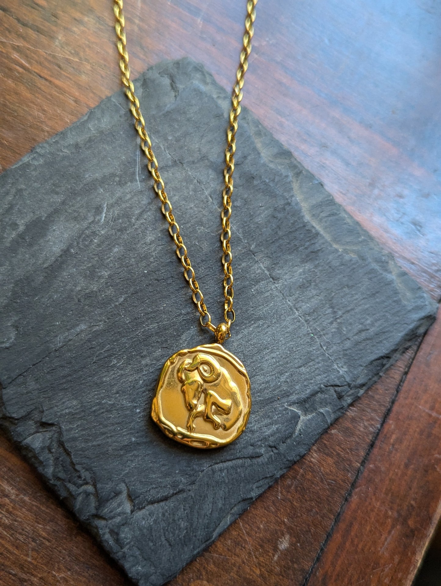 Collar de oro con el signo del zodiaco