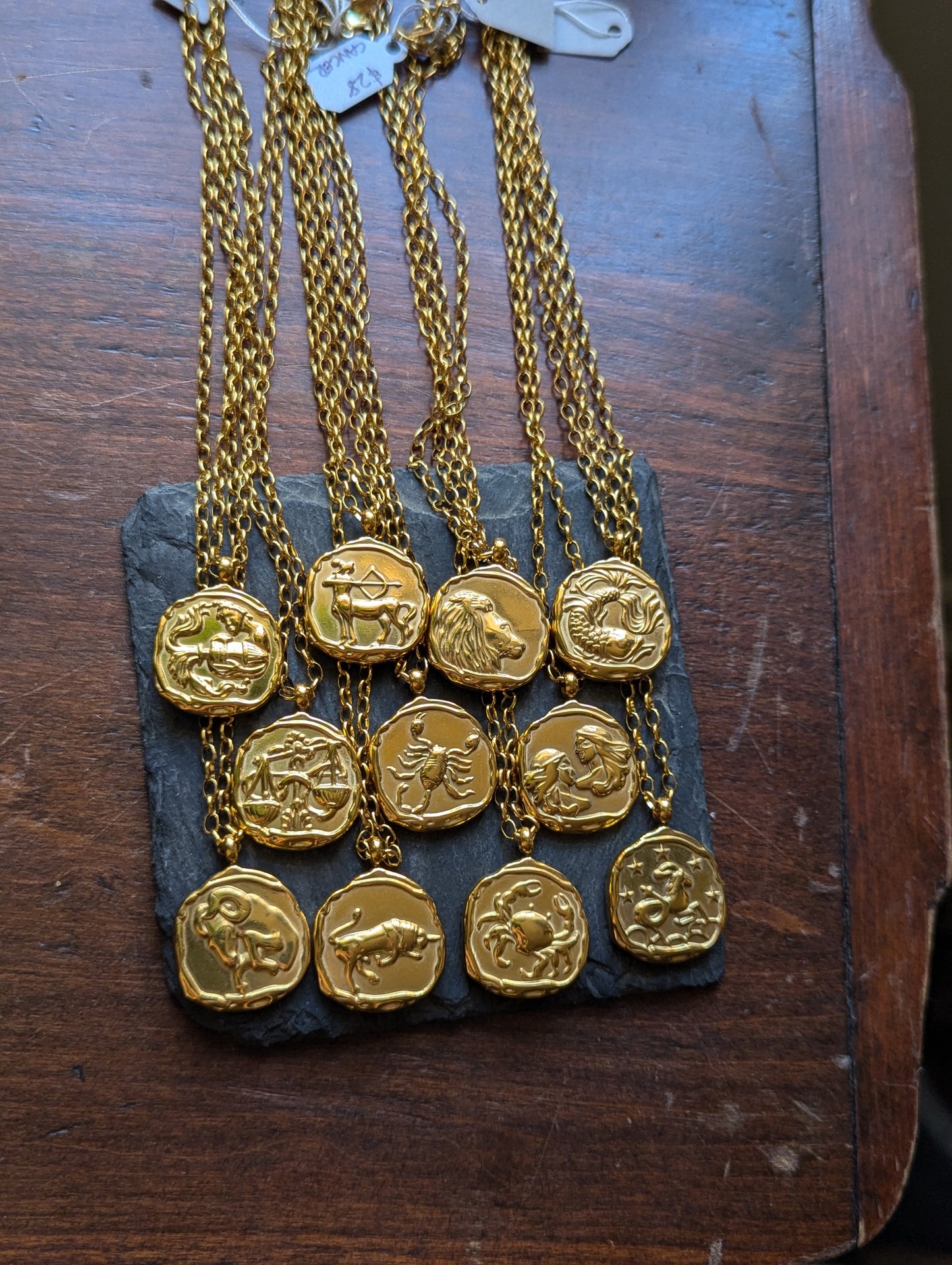 Collar de oro con el signo del zodiaco