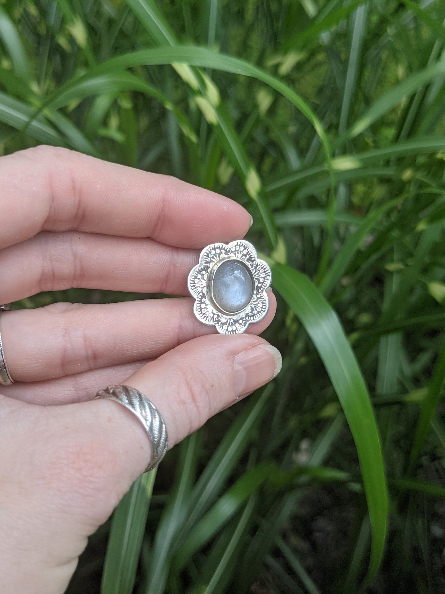 Colgante de flor de piedra lunar gris (MTO)