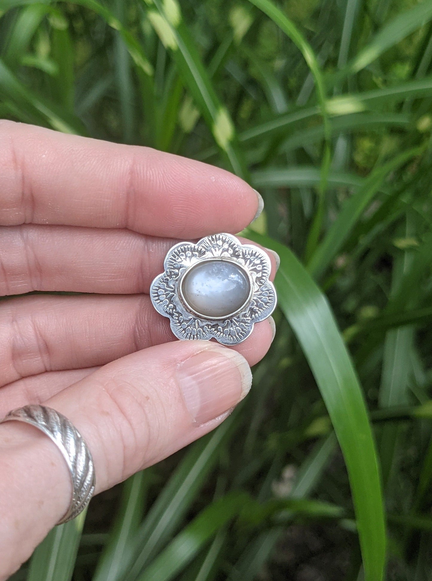 Colgante de flor de piedra lunar gris (MTO)