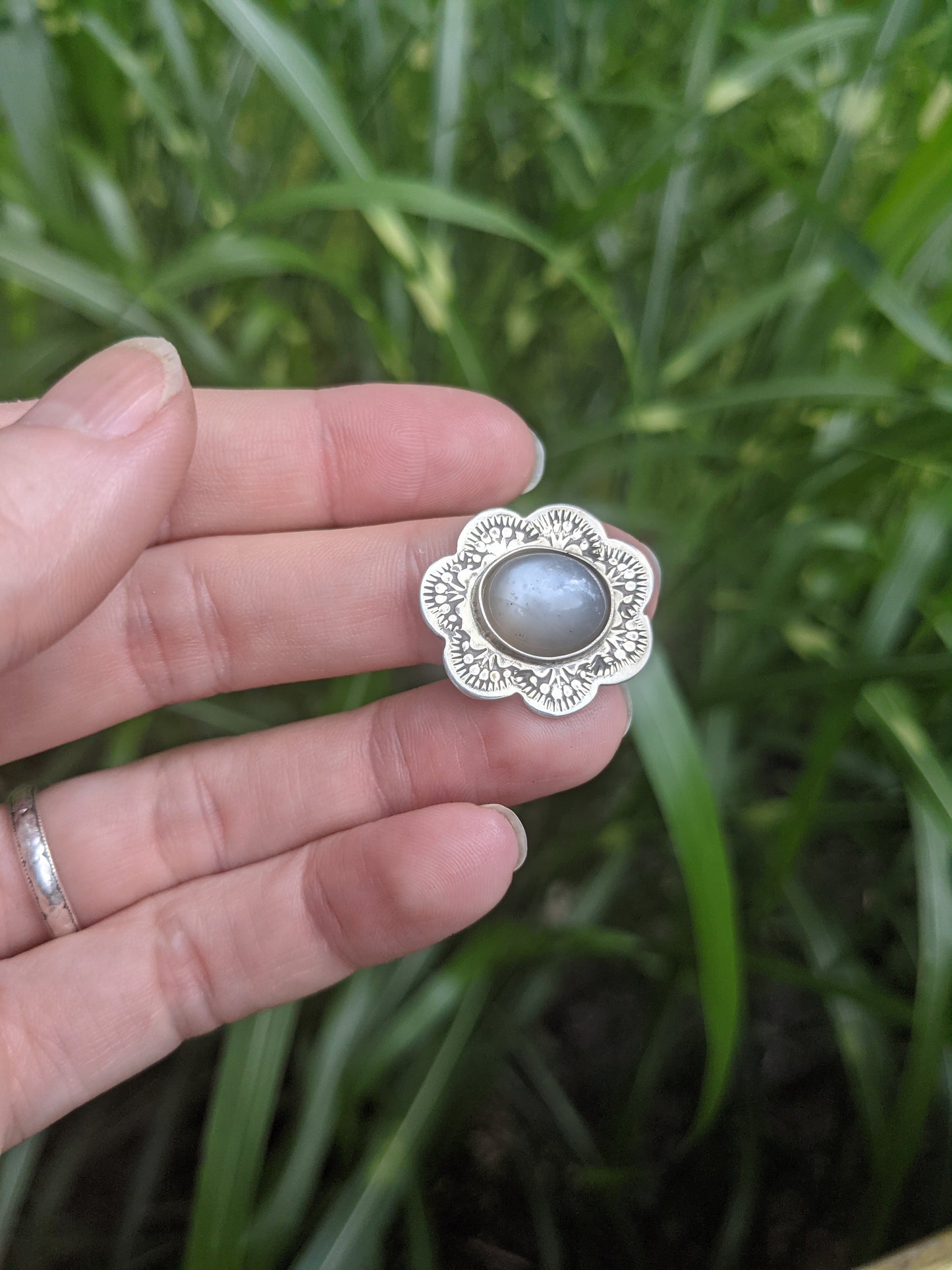 Colgante de flor de piedra lunar gris (MTO)