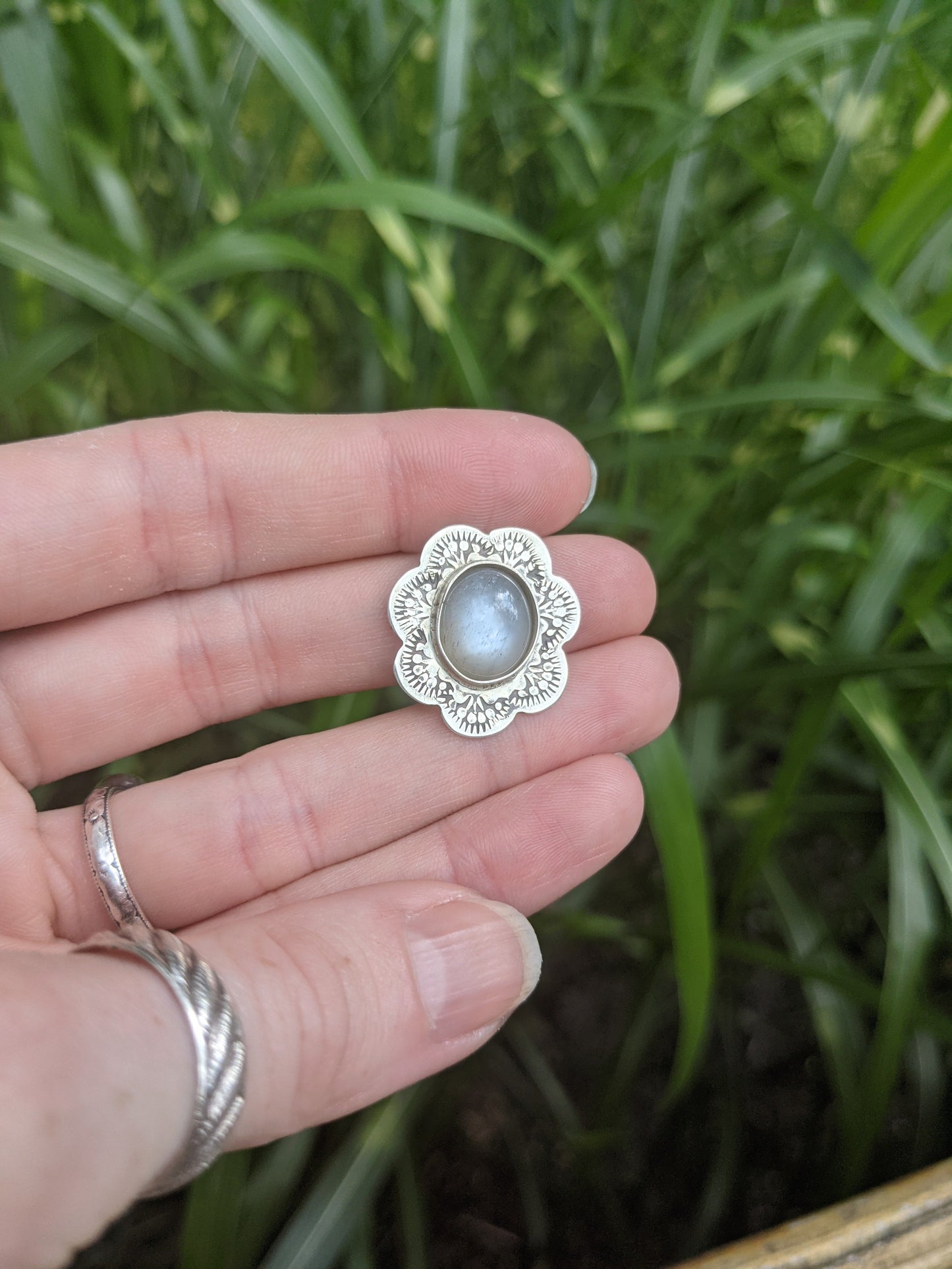 Colgante de flor de piedra lunar gris (MTO)