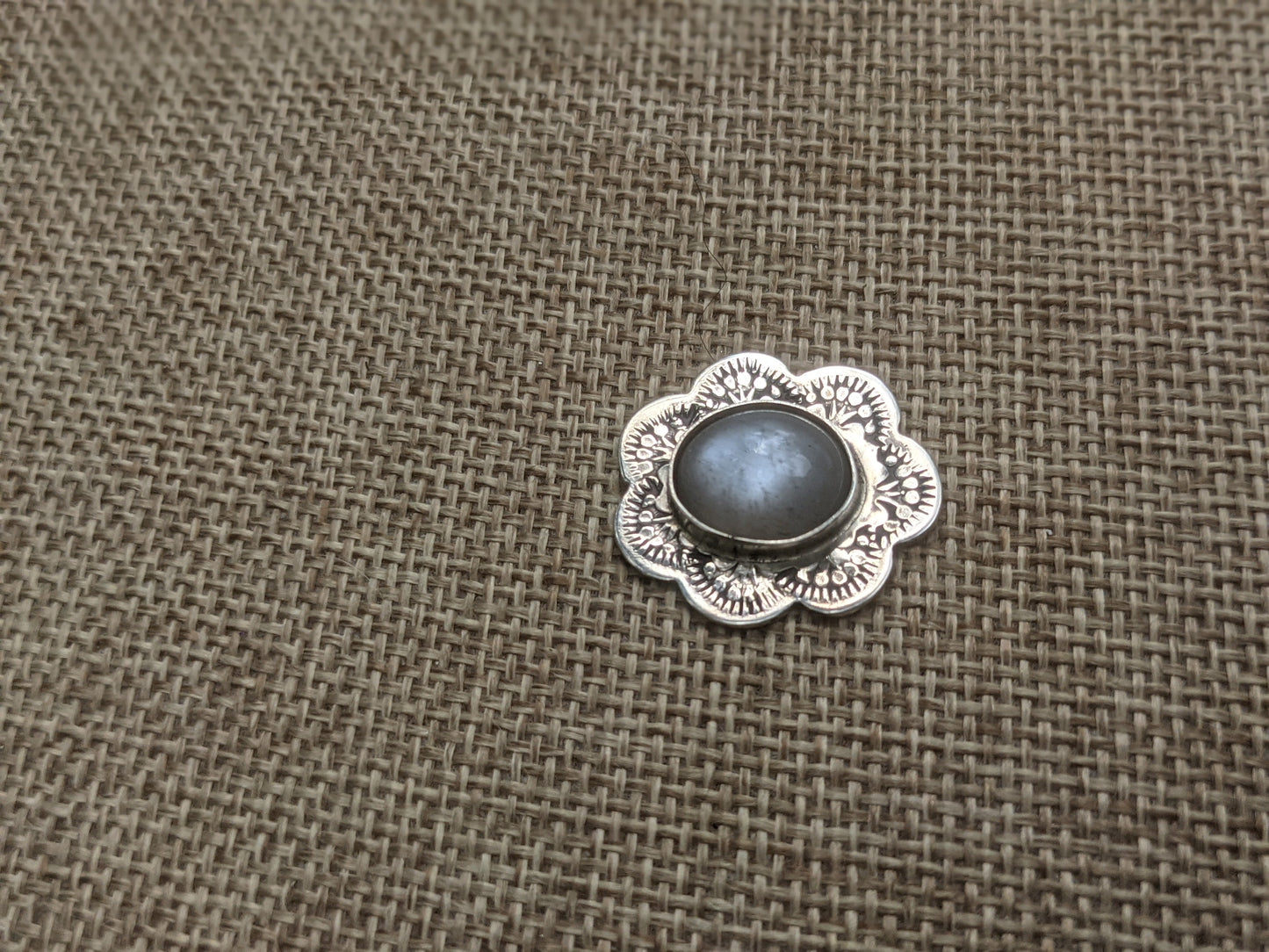 Colgante de flor de piedra lunar gris (MTO)