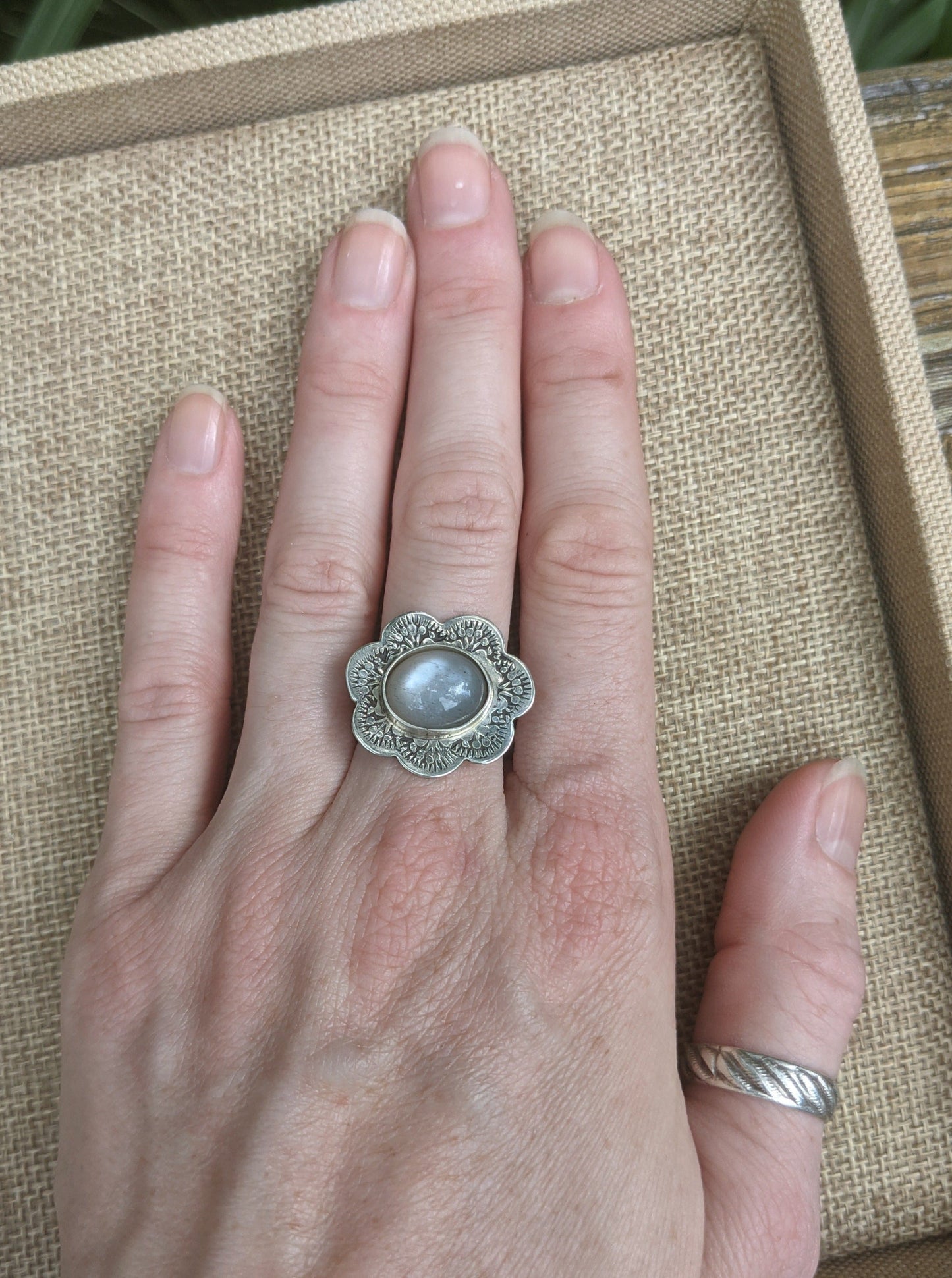 Colgante de flor de piedra lunar gris (MTO)